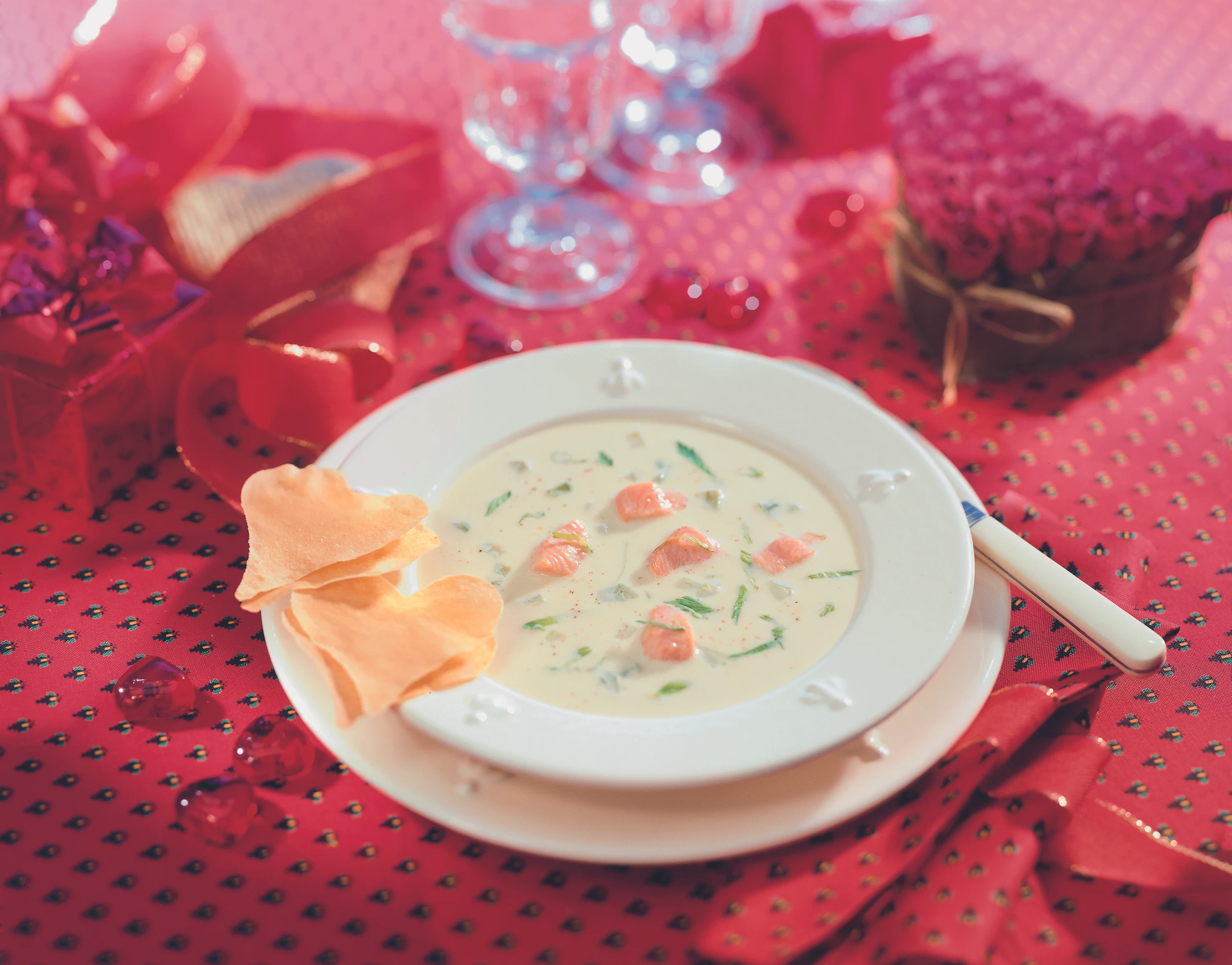 Stangensellerie-Cremesuppe mit Lachsforelle und Strudelteig-Herzen