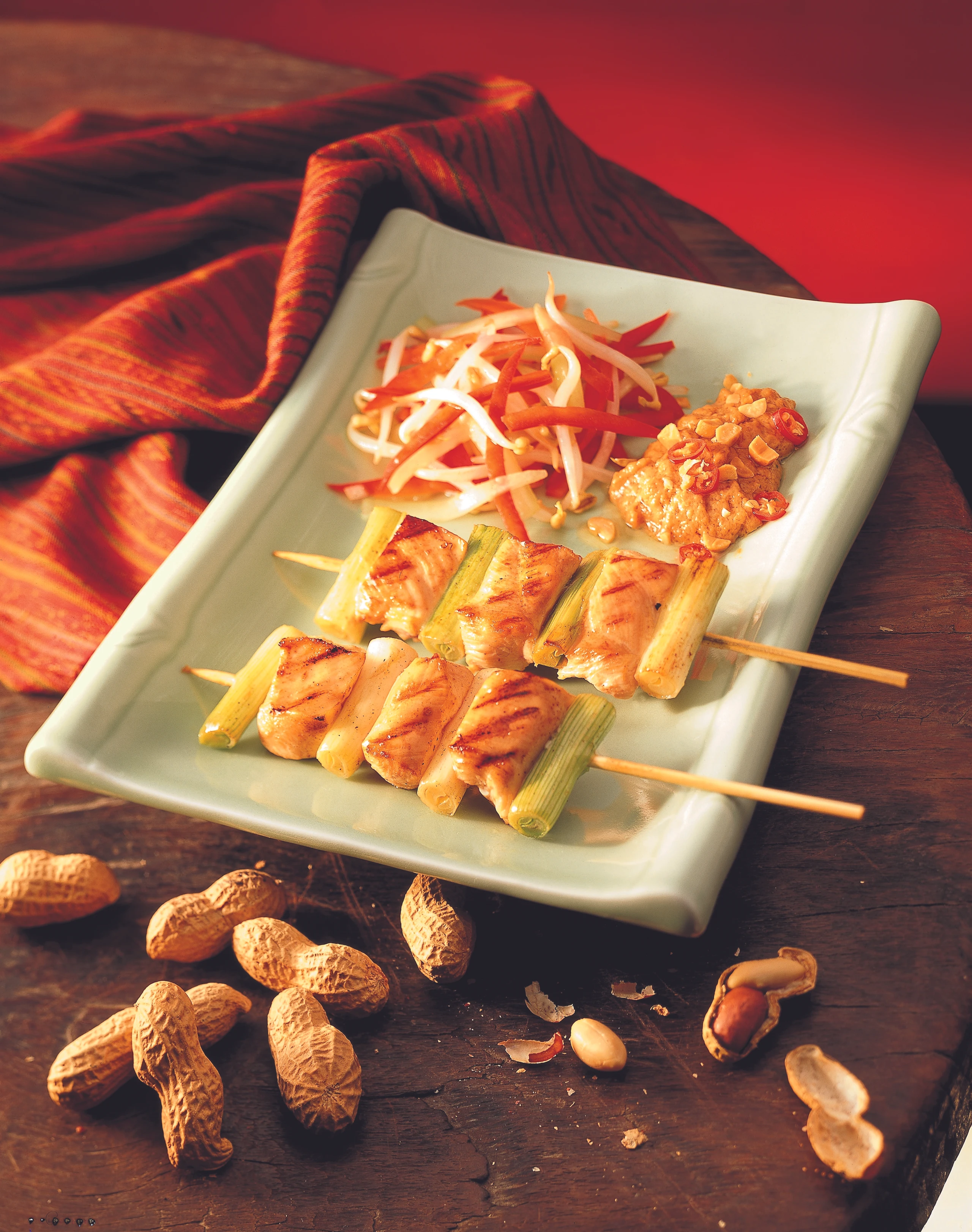 Putenspießchen mit Erdnuss-Kokossauce und Sprossen-Paprikasalat