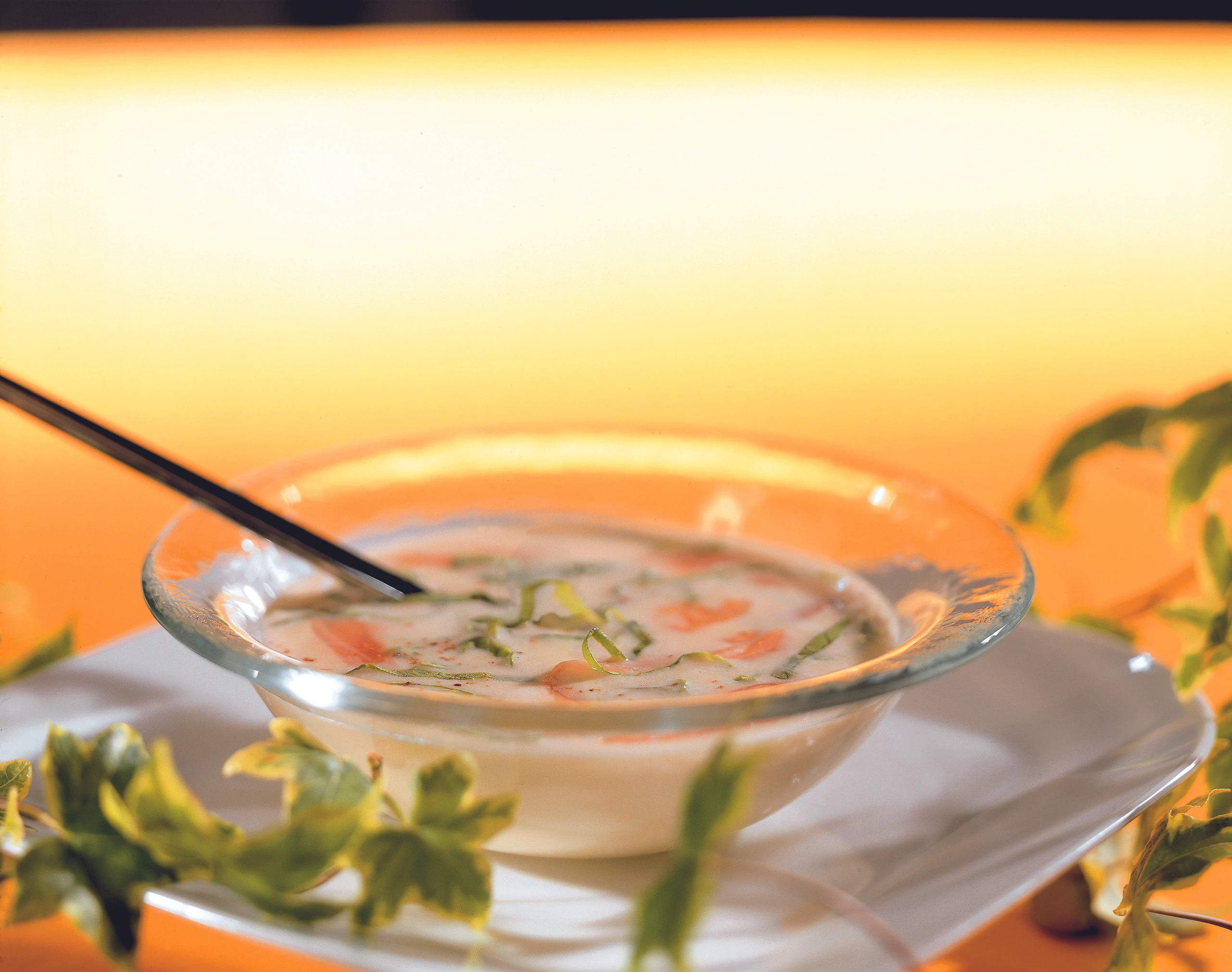 Kalte Erdäpfelsuppe mit Räucherlachs