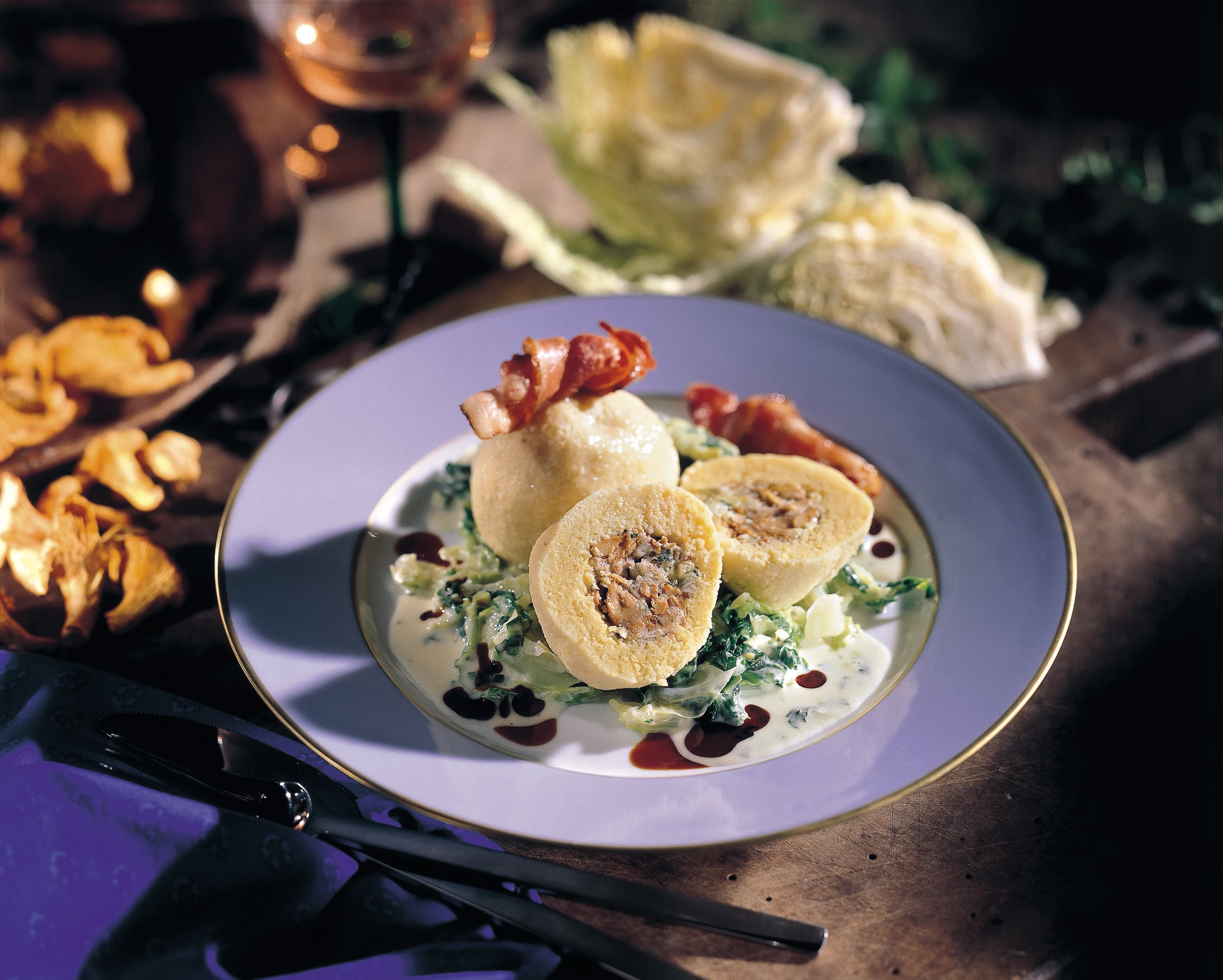 Eierschwammerl-Knödel mit Rahmkohl