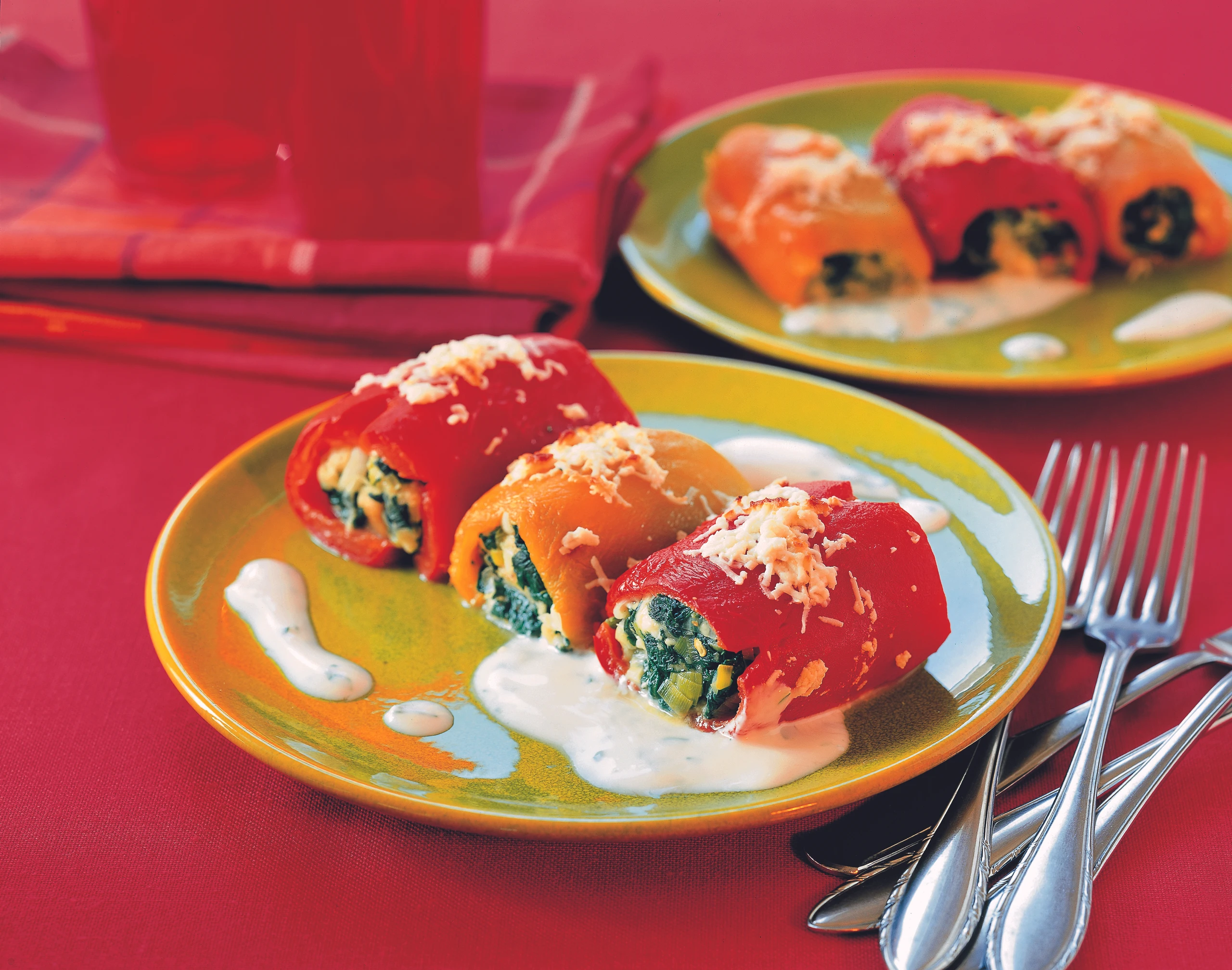 Gratinierte Paprika-Spinat-Röllchen mit Joghurt-Dip