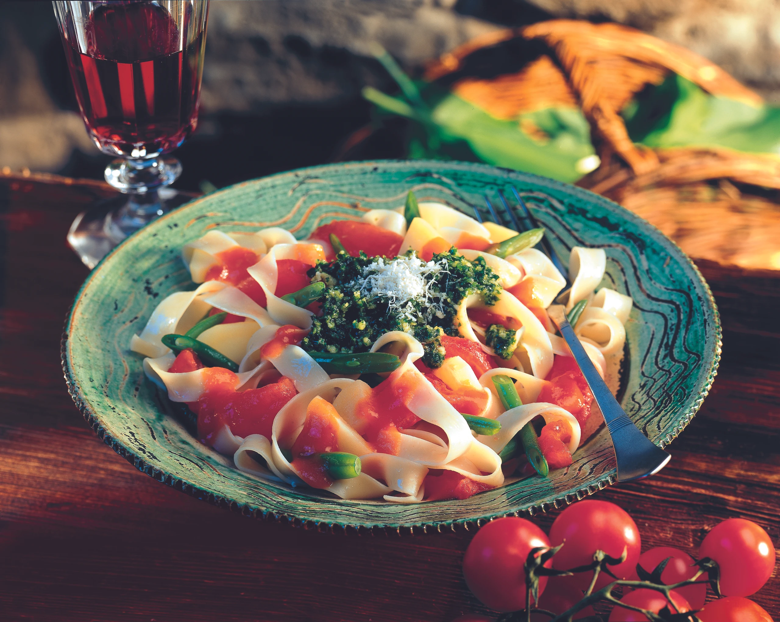 Tagliatelle mit Bärlauch-Pesto und Gemüse