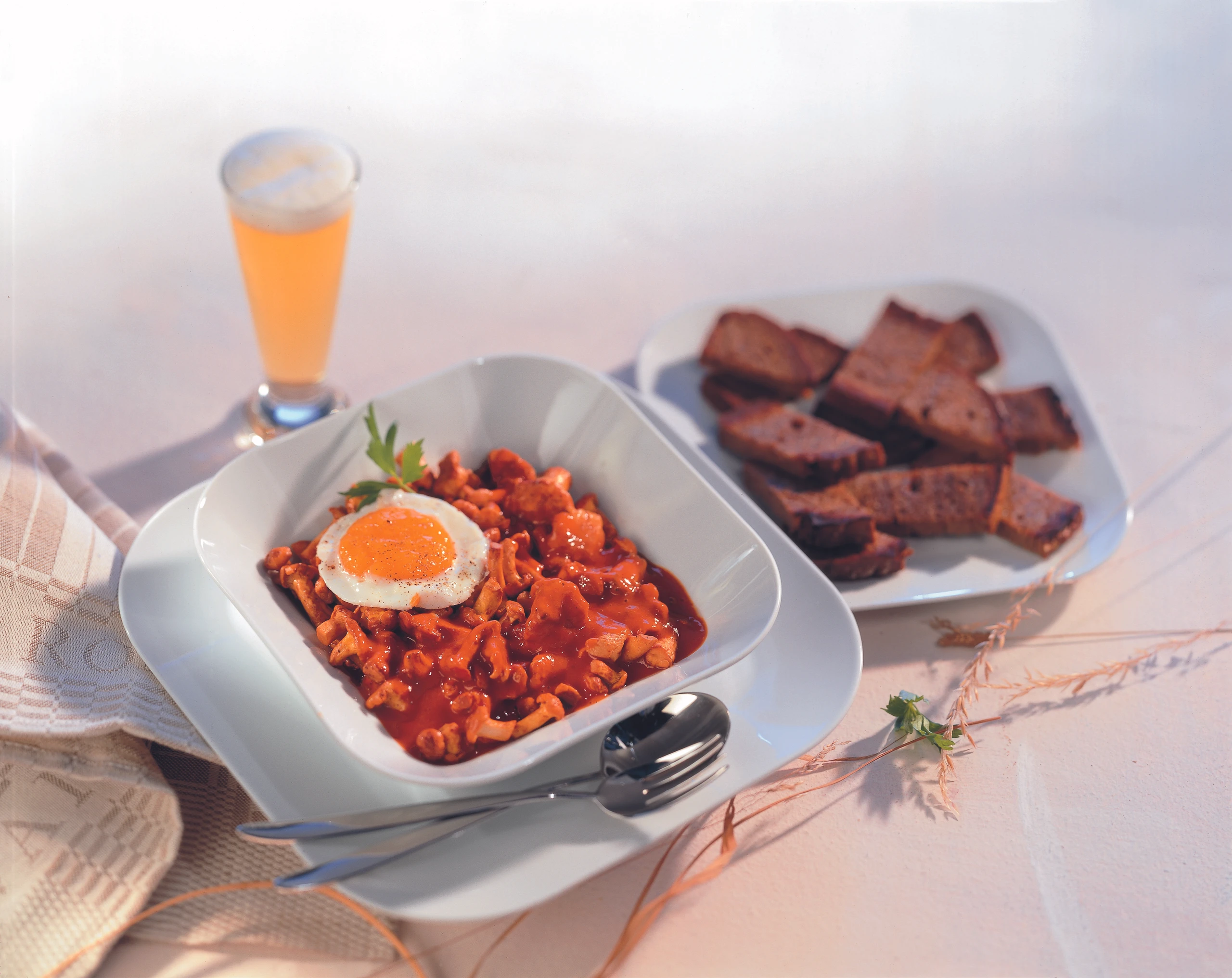 Schwammerlgulasch mit Spiegelei und Schwarzbrot-Toasts