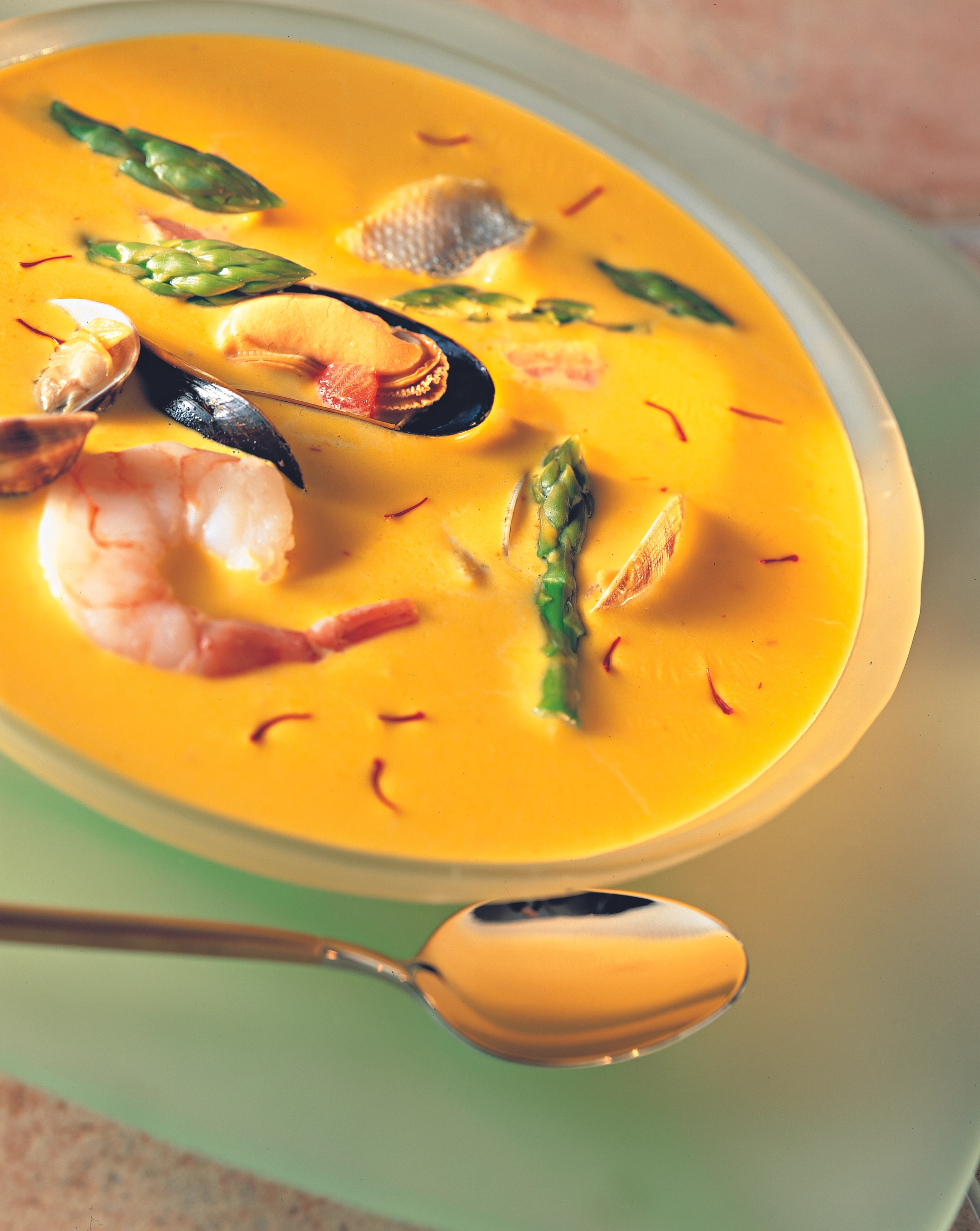 Safran-Fischsuppe mit grünem Spargel