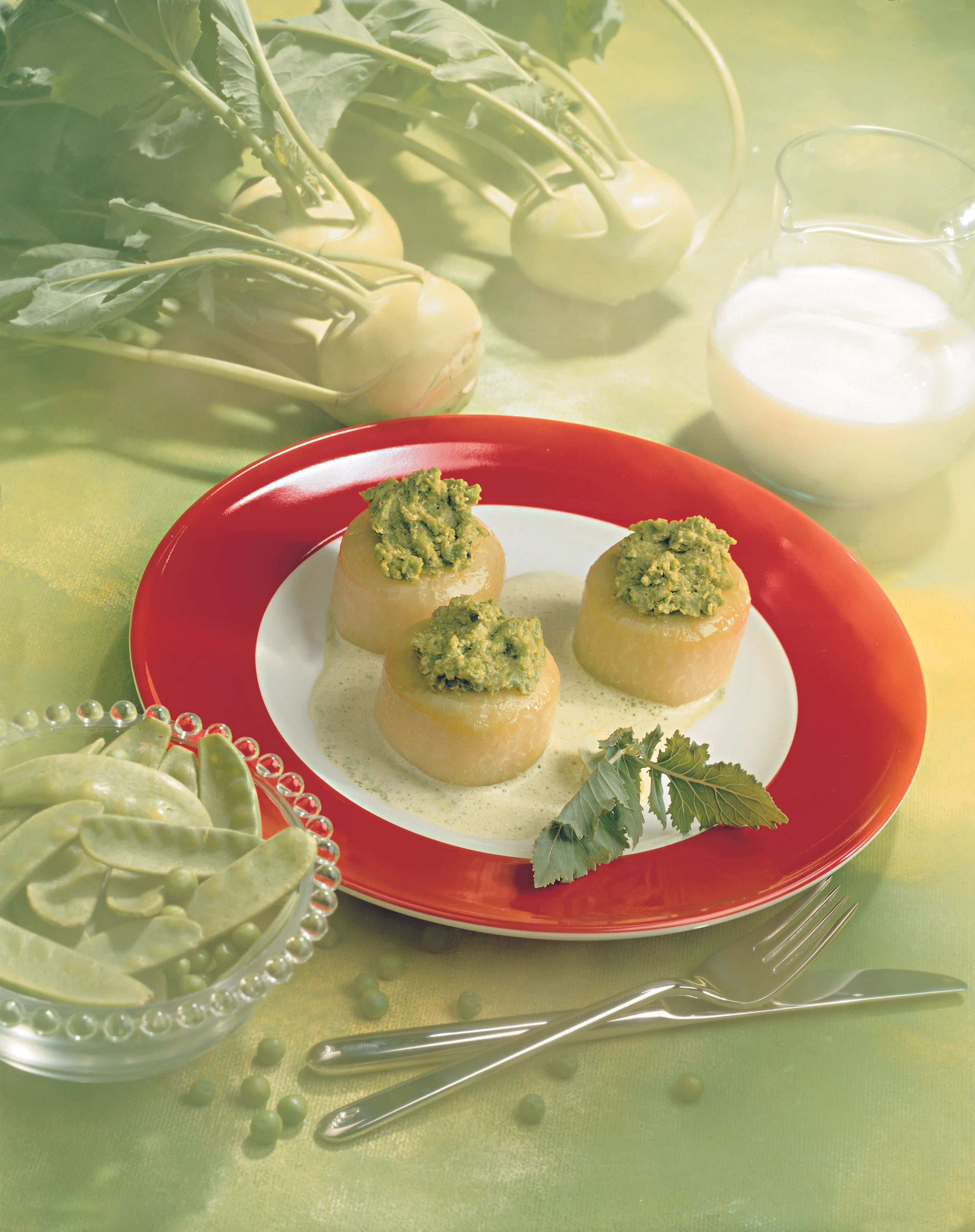 Kohlrabi mit Erbsenmus-Fülle und Spinatsauce