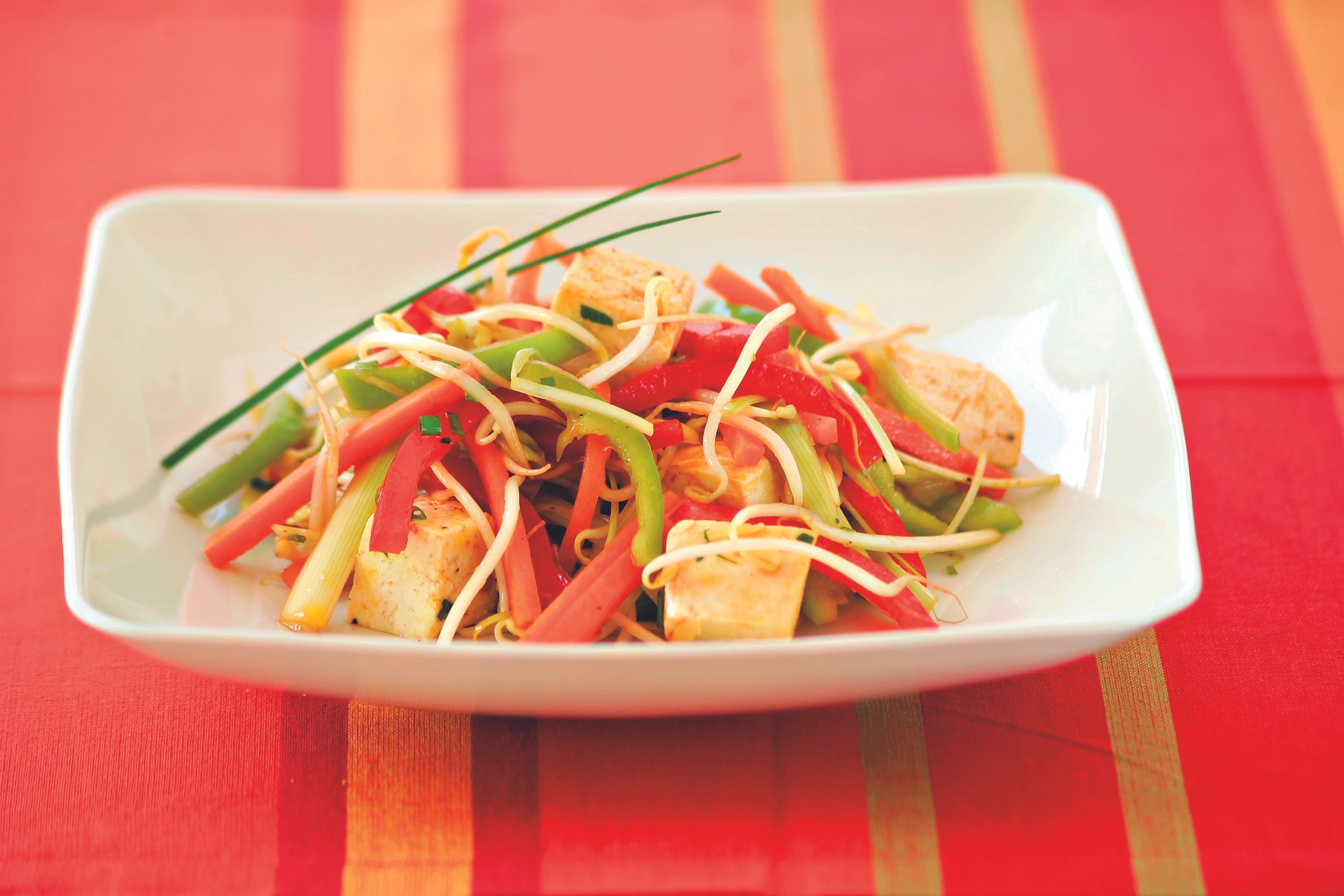 Asiatisches Streifengemüse mit Tofu und Sesamöl-Marinade