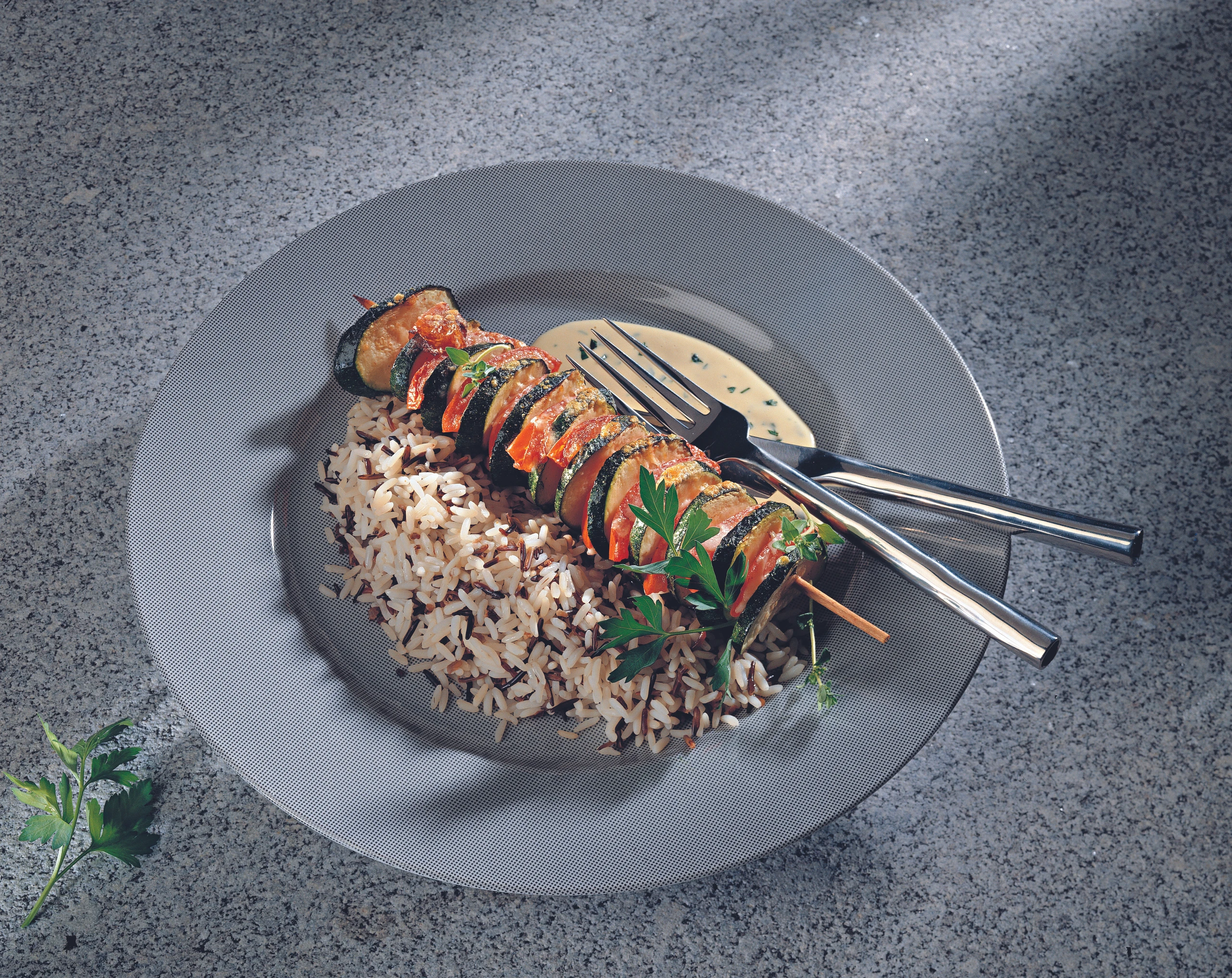 Zucchini-Paradeiser-Spieße mit pikanter Sauce und gemischtem Reis