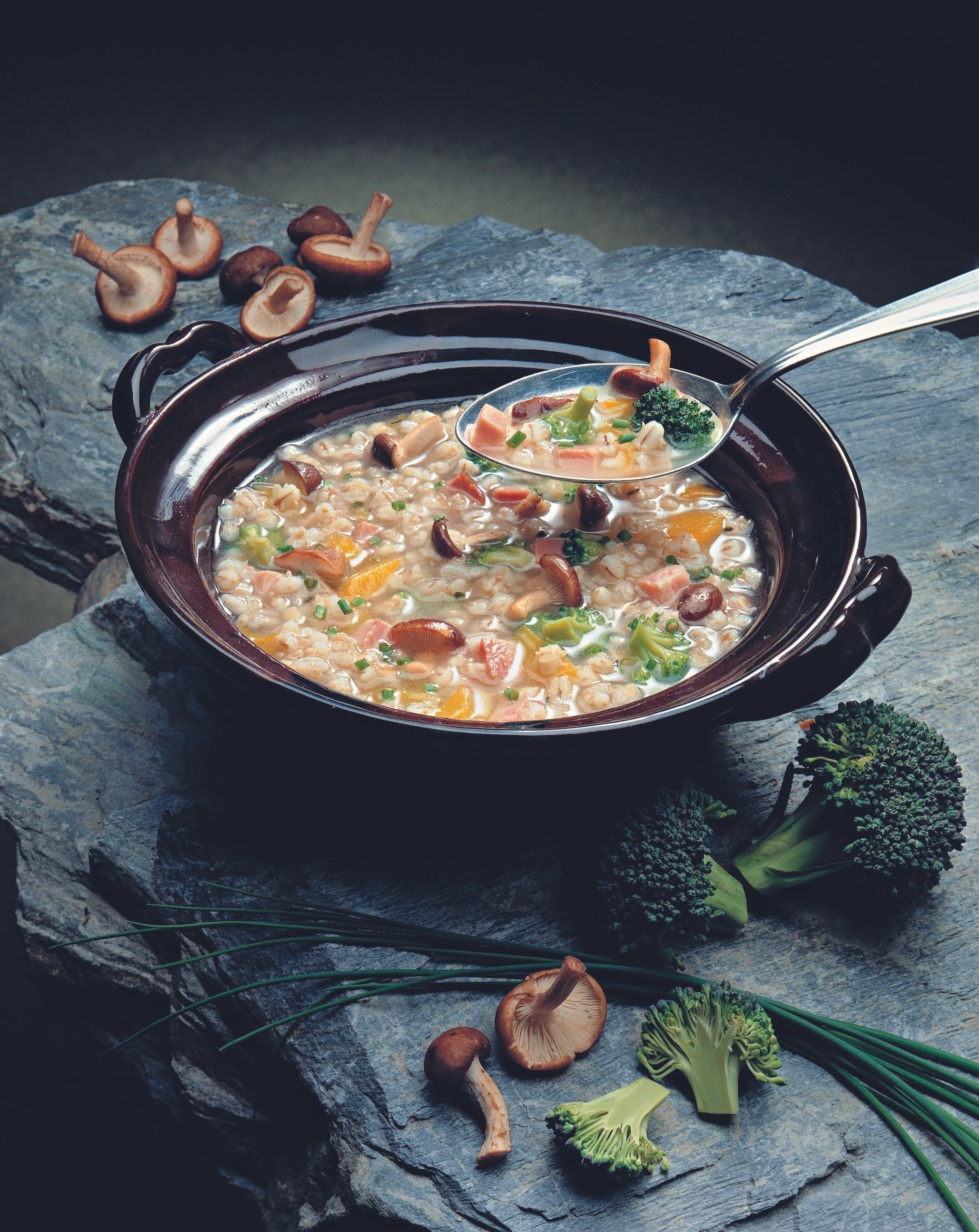 Rollgerstensuppe mit Selchfleisch und Pilzen