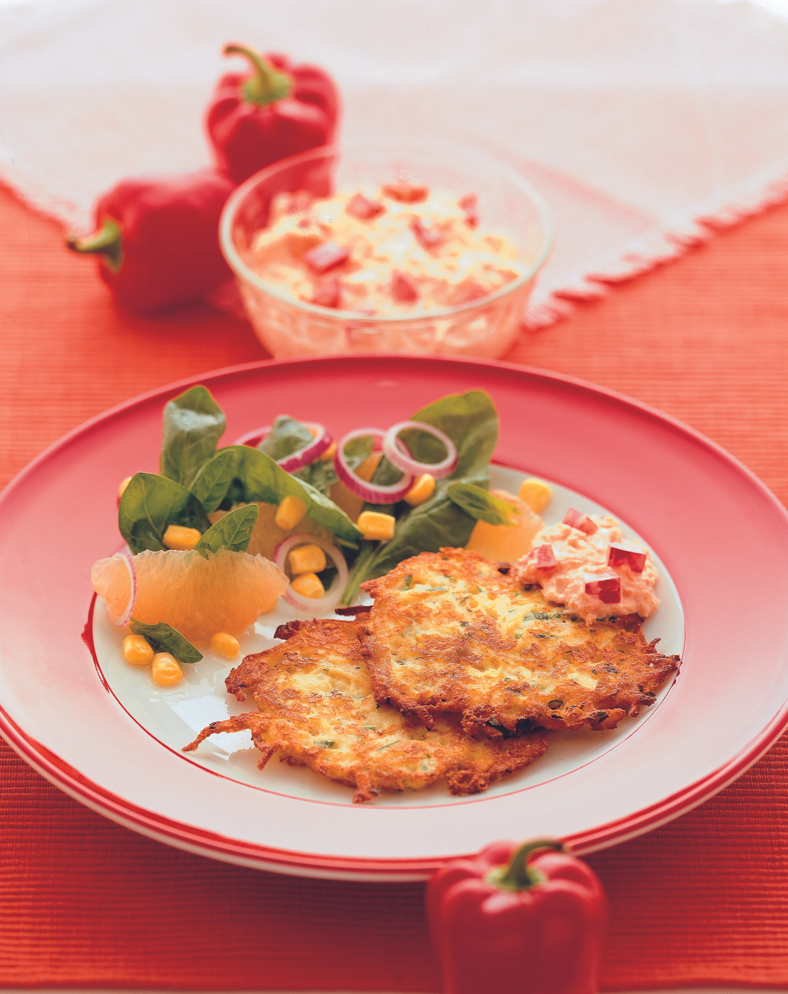 Erdäpfel-Käse-Knusperli, dazu Spinat mit Grapefruit und Karotten-Joghurt-Sauce