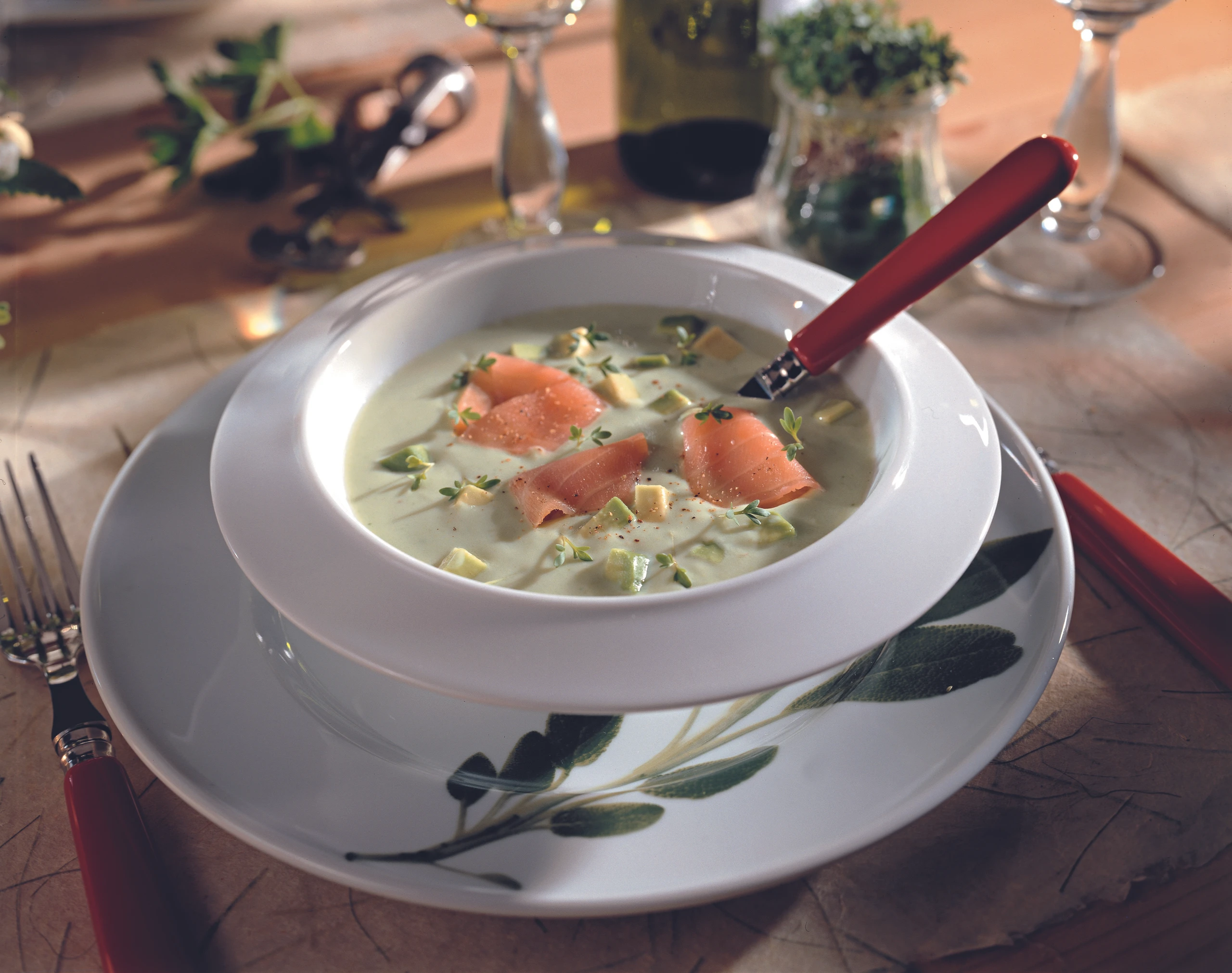 Kalte Avocadosuppe mit Räucherlachs