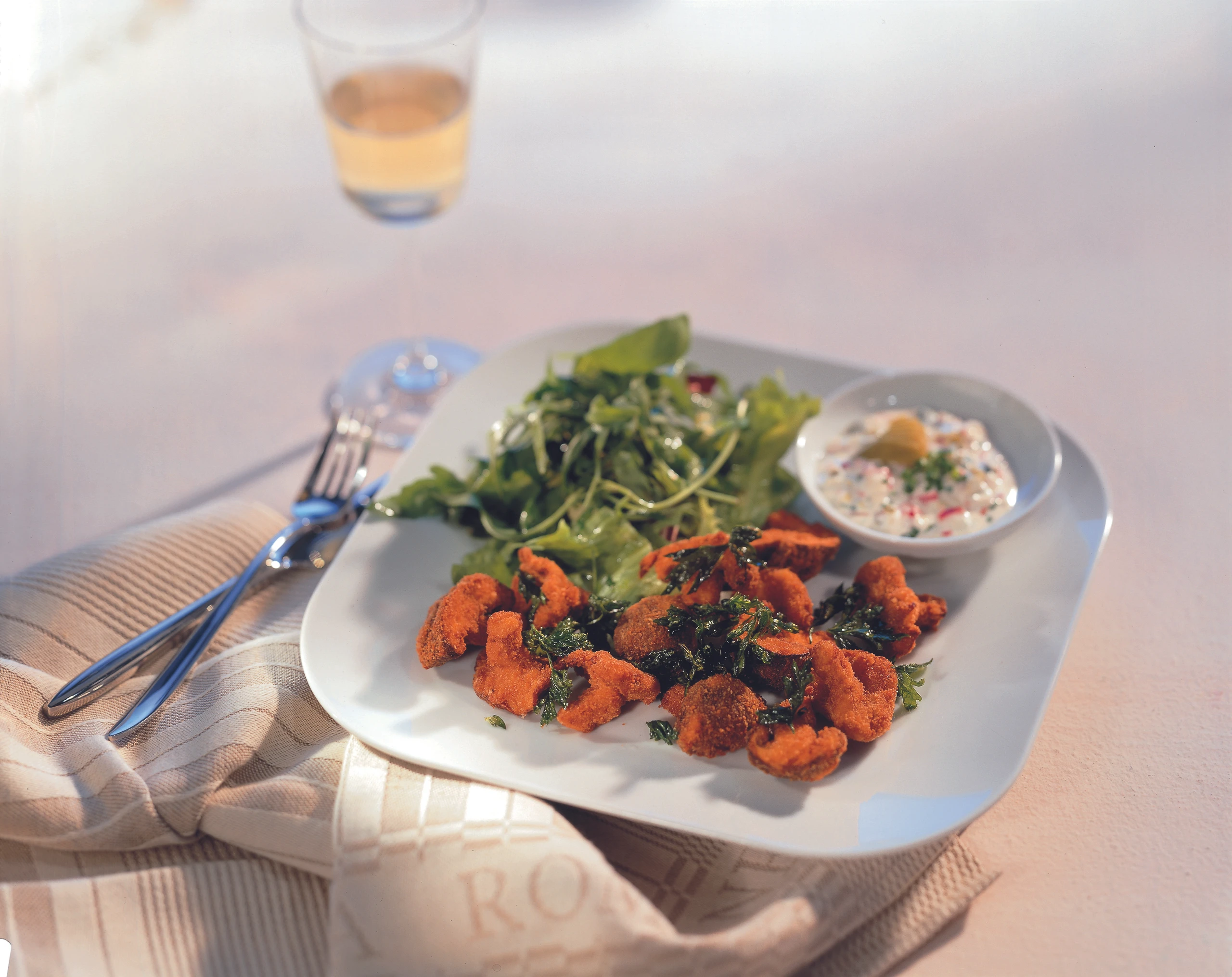 Gebackene Steinpilze in Kräuter-Käsepanier mit Gewürzsauce