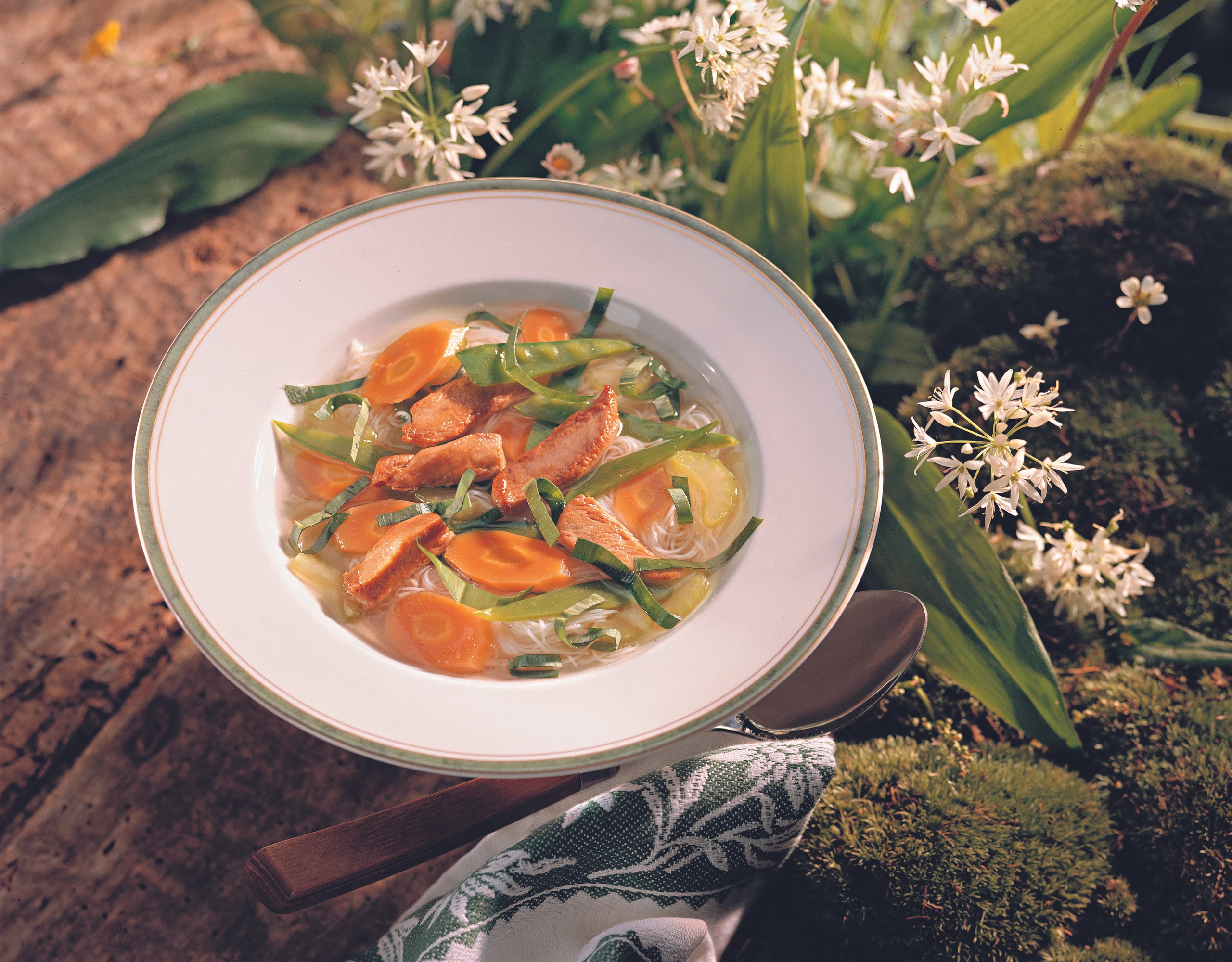 Asiatischer Suppentopf mit Hühnerstreifen und Bärlauch