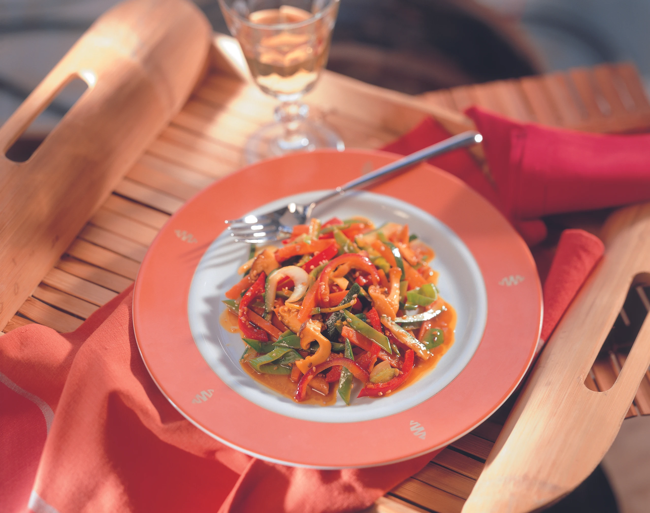 Knackig gebratenes Gemüse mit Curry und Sesam