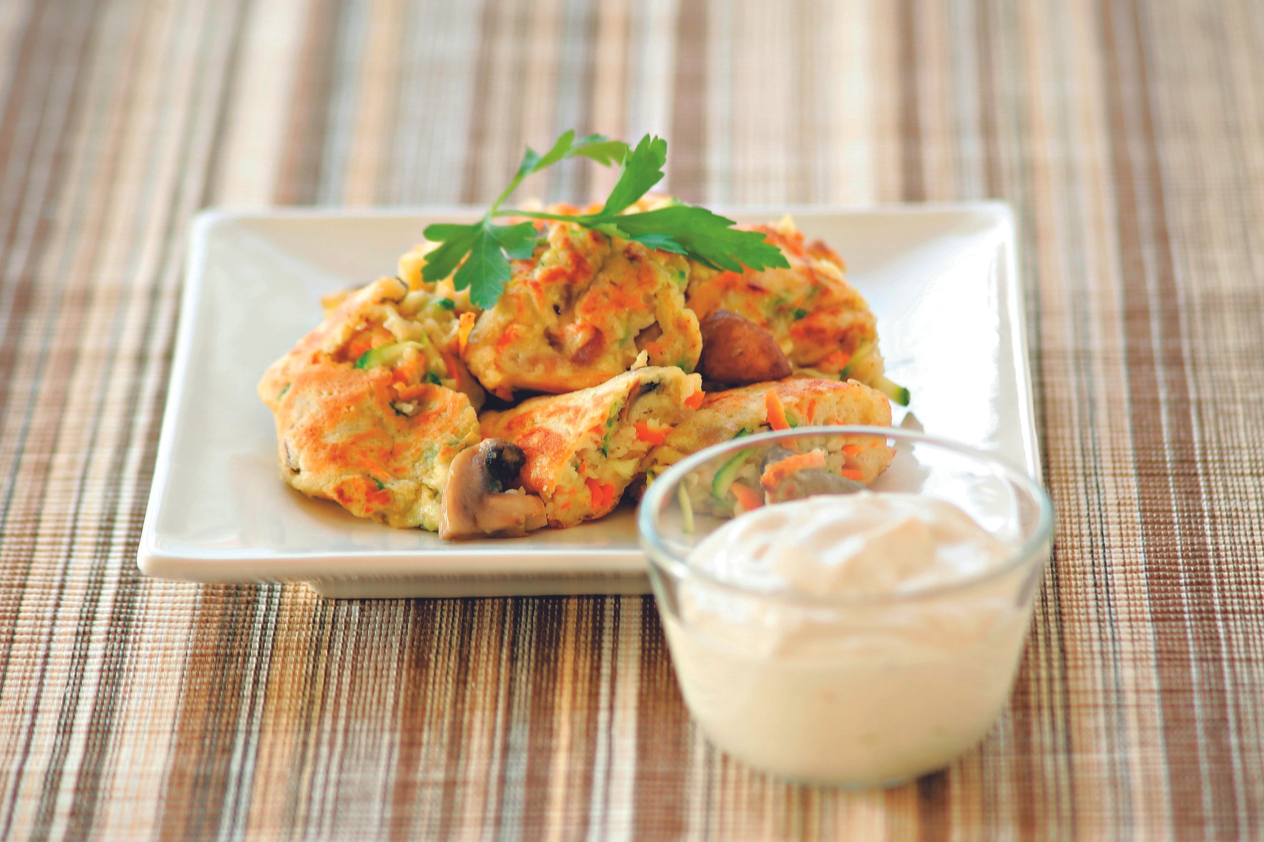 Gemüseschmarren mit Champignons und Knoblauchsauce