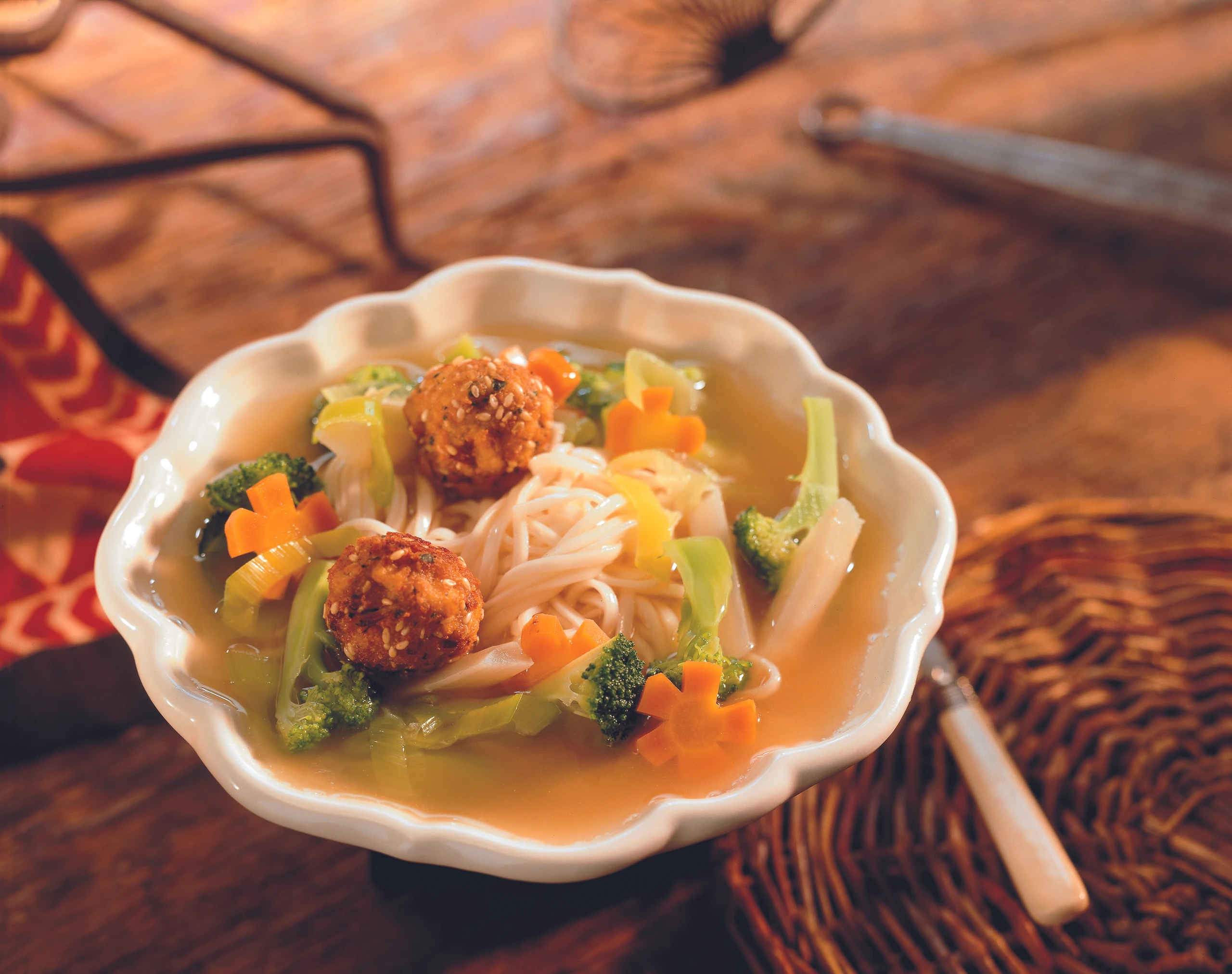 Japanischer Nudeltopf mit gebackenen Tofubällchen