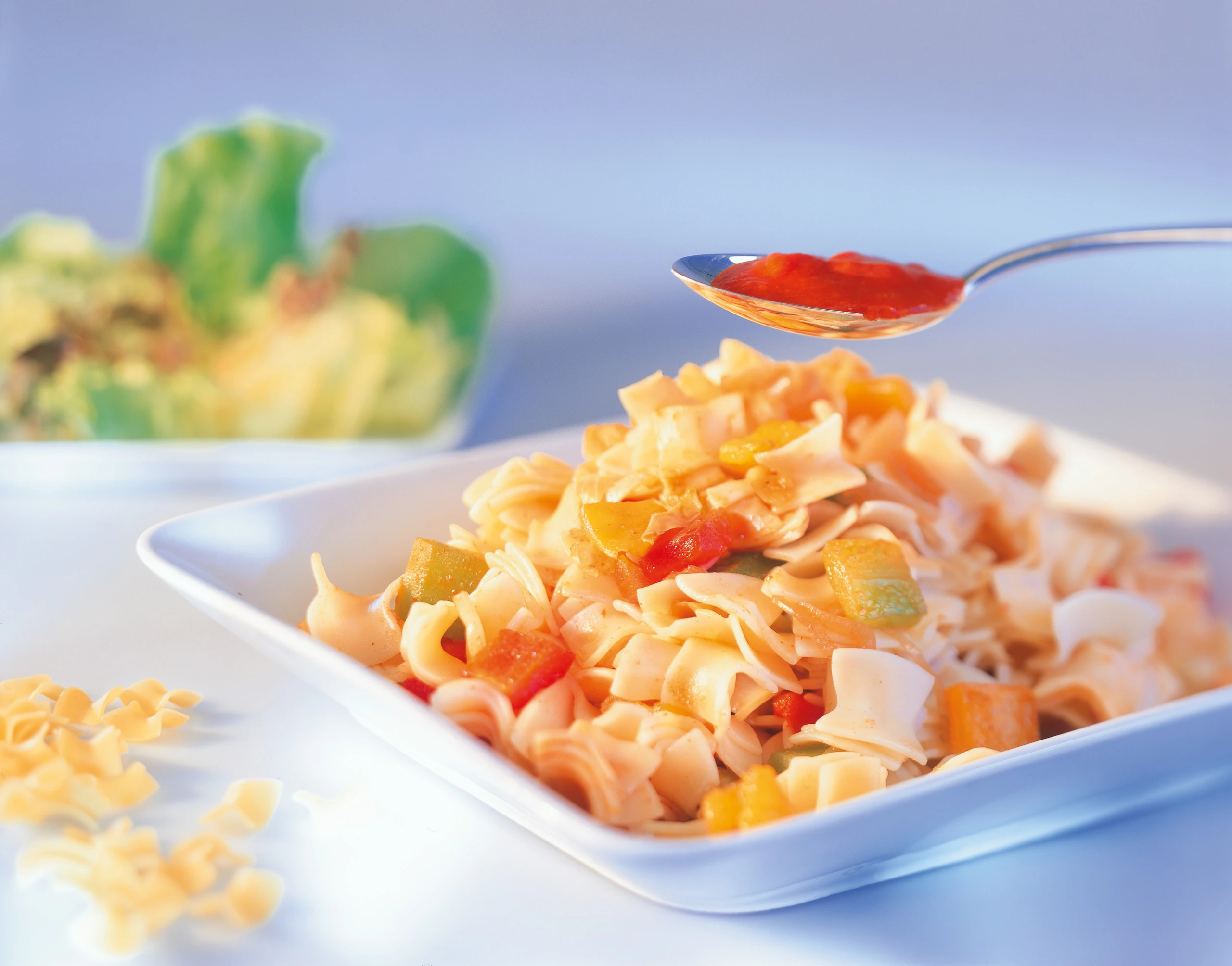 Krautfleckerl mit frischem Paprika und Paprikasauce