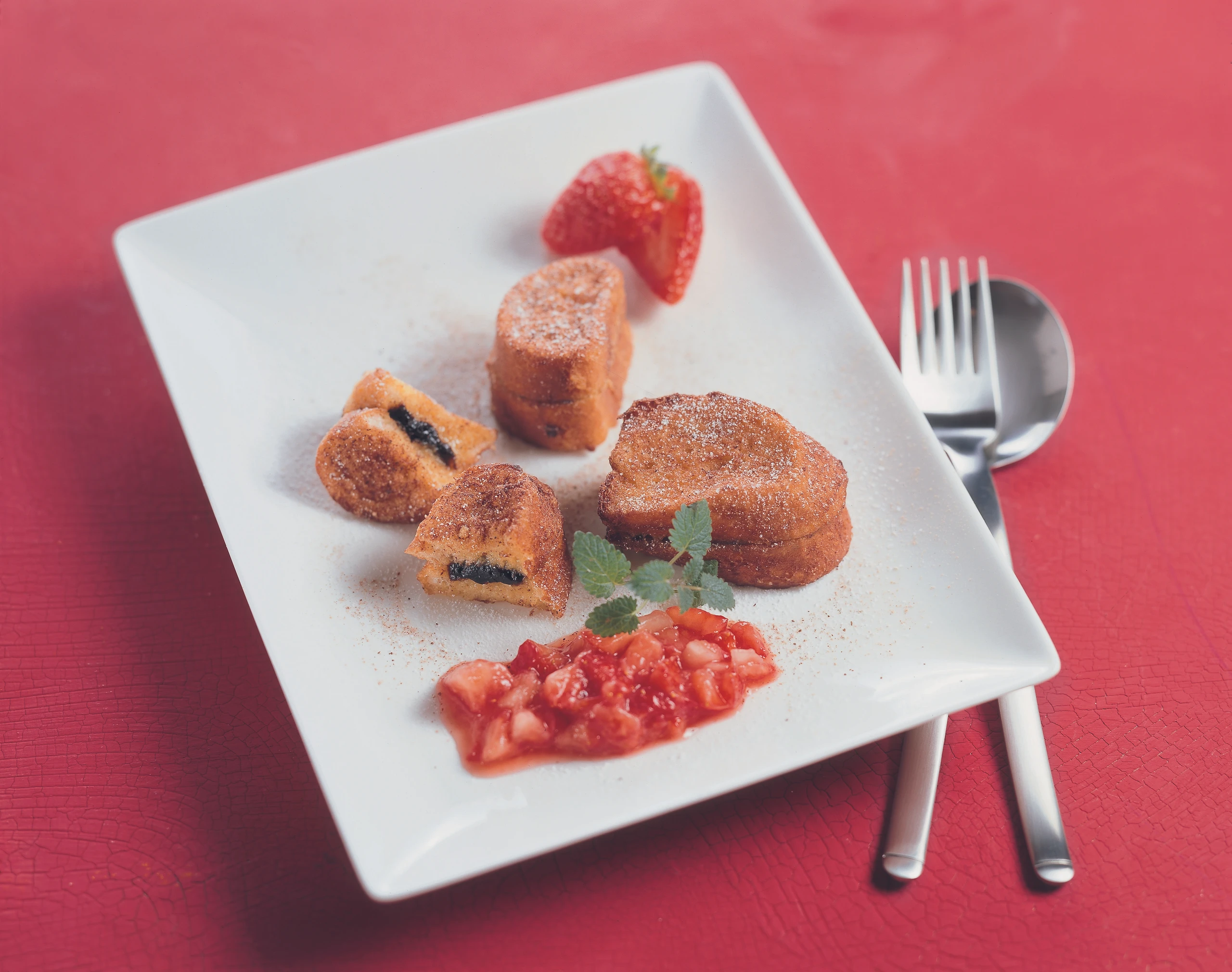 Brioche-Pofesen mit Erdbeerragout