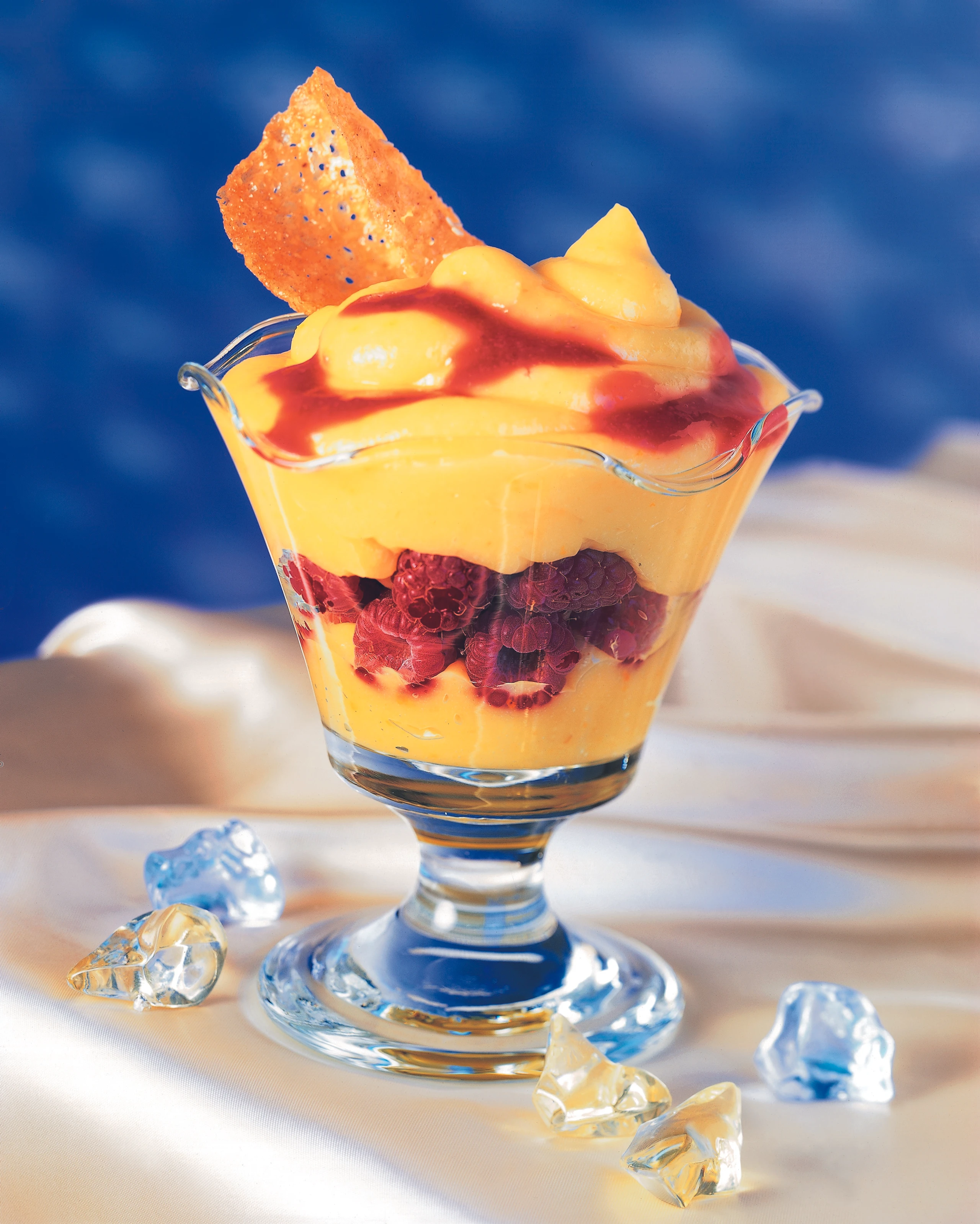 Mangocreme mit Himbeeren mit Mandelplätzchen