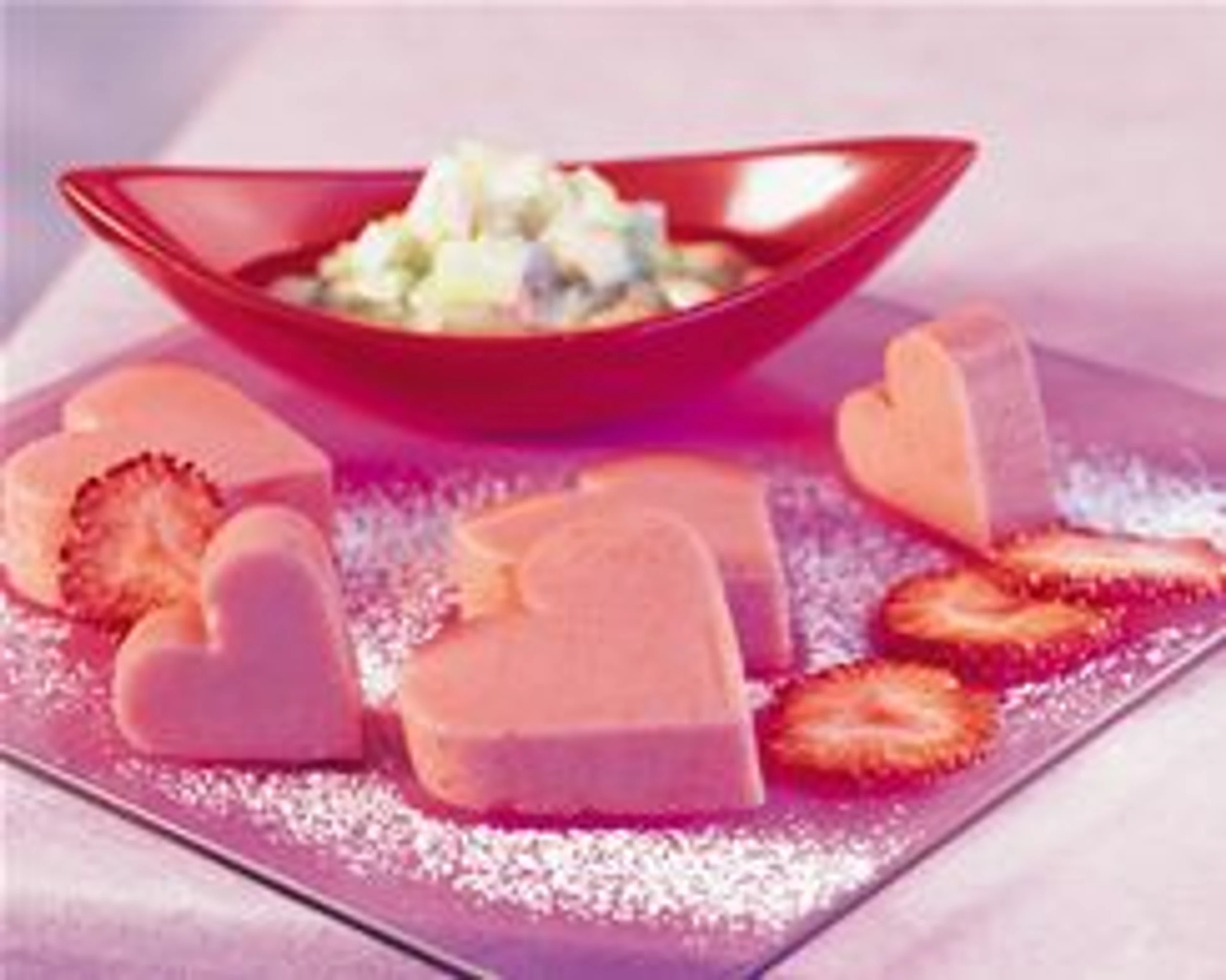 Erdbeer-Joghurt-Herzen mit Rhabarber-Holler-Sauce