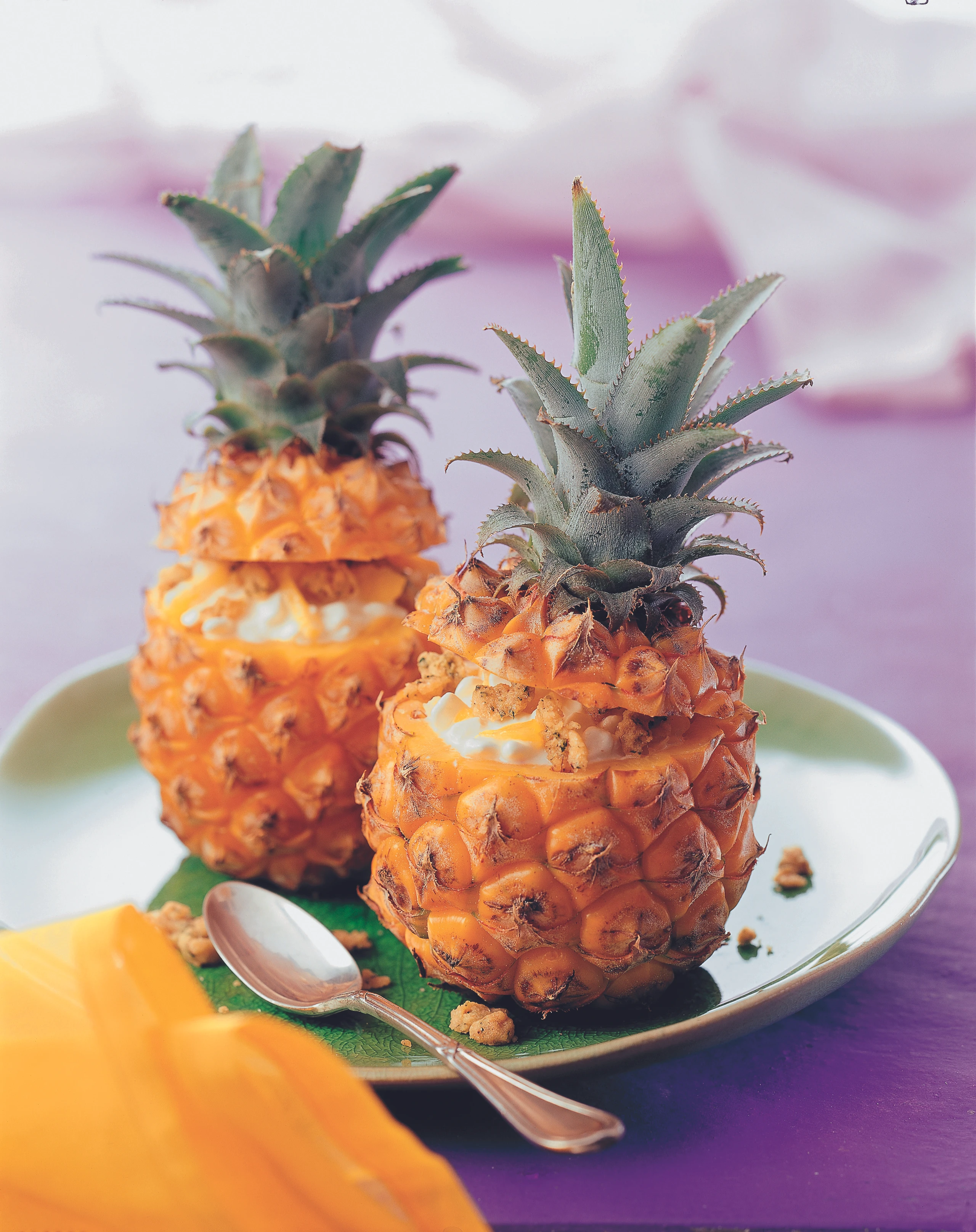 Gefüllte Ananas mit Minzestreusel