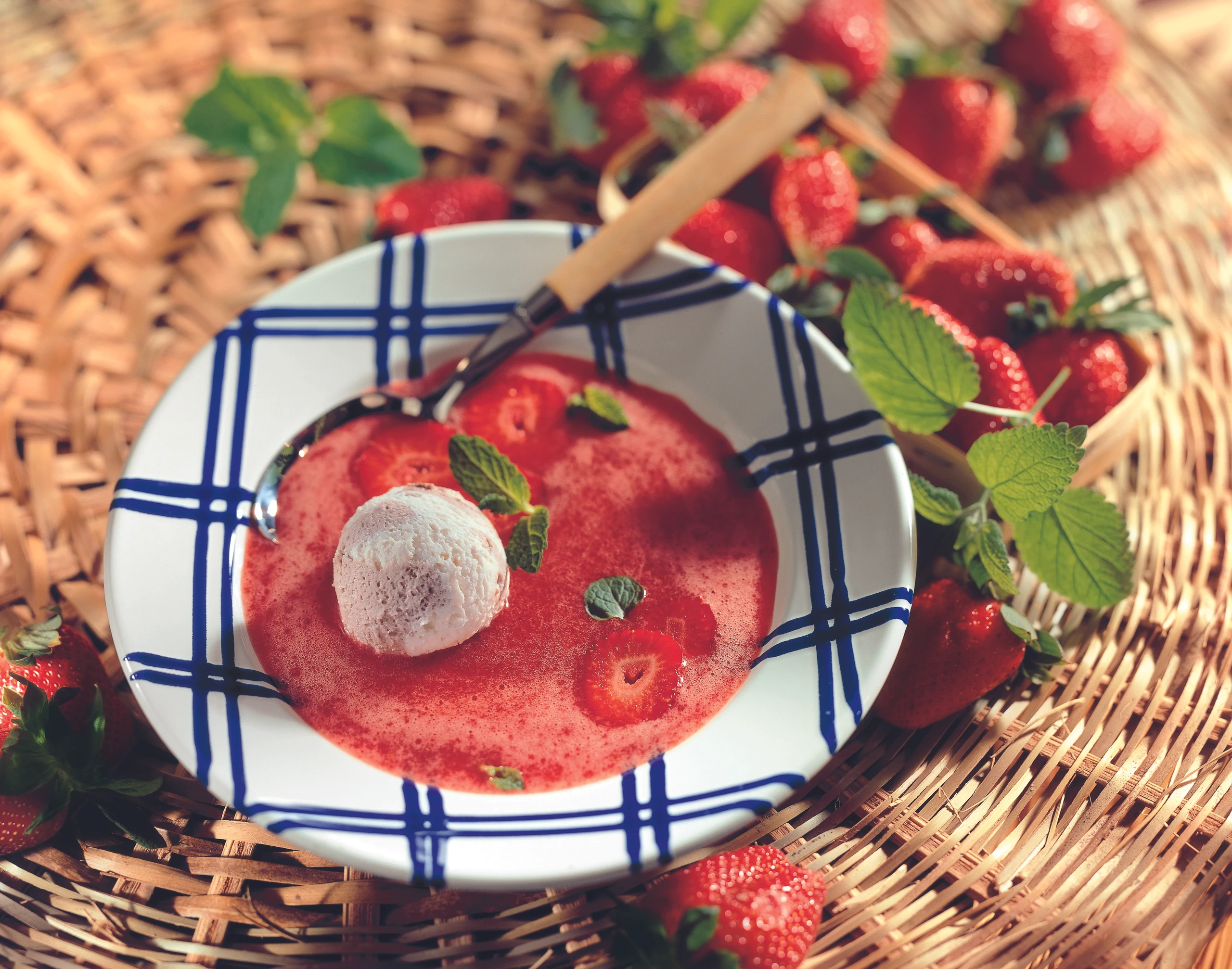 Erdbeersuppe mit Frischkäse-Knödeln