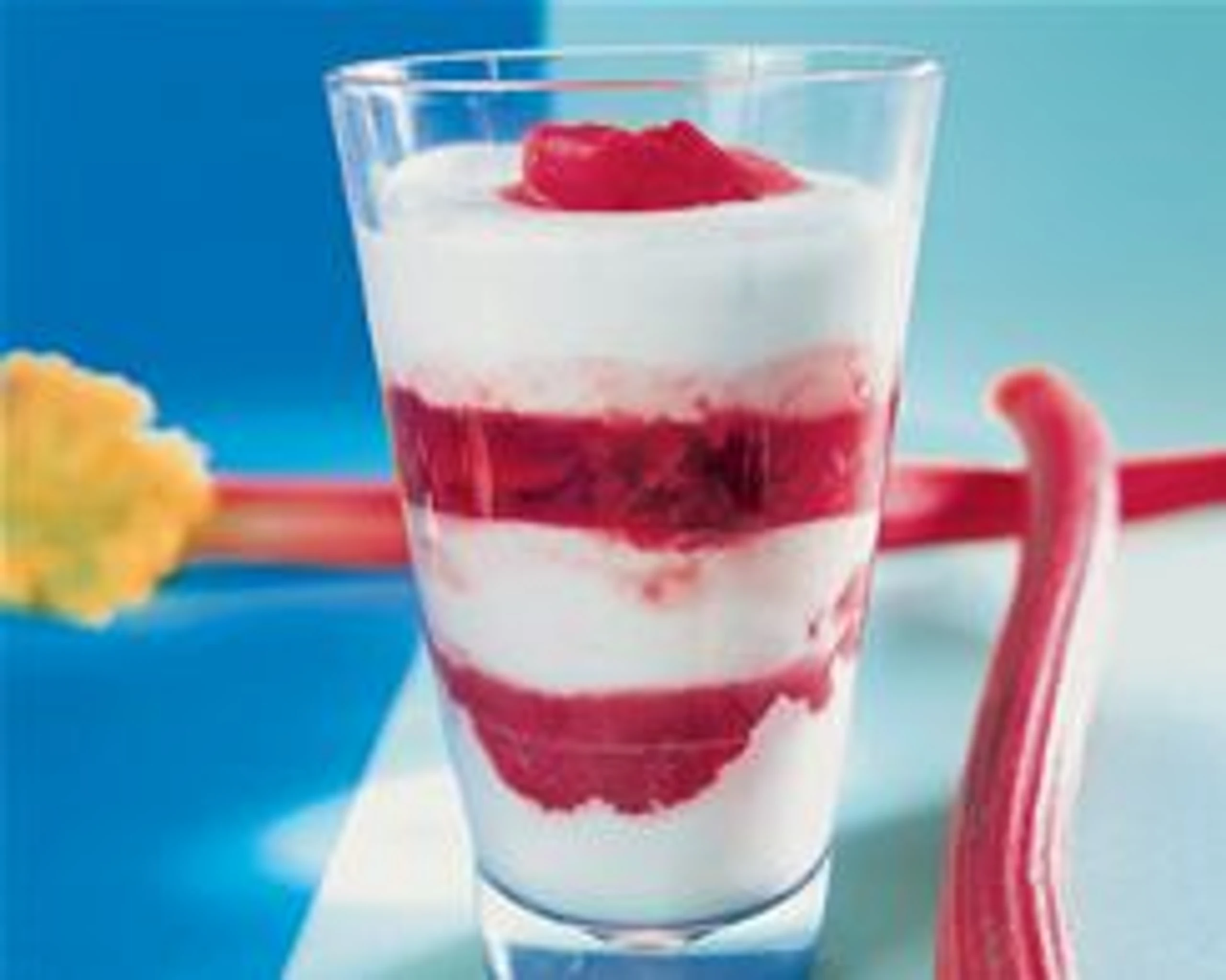 Rhabarber-Himbeer-Kompott mit Sauermilch-Mousse