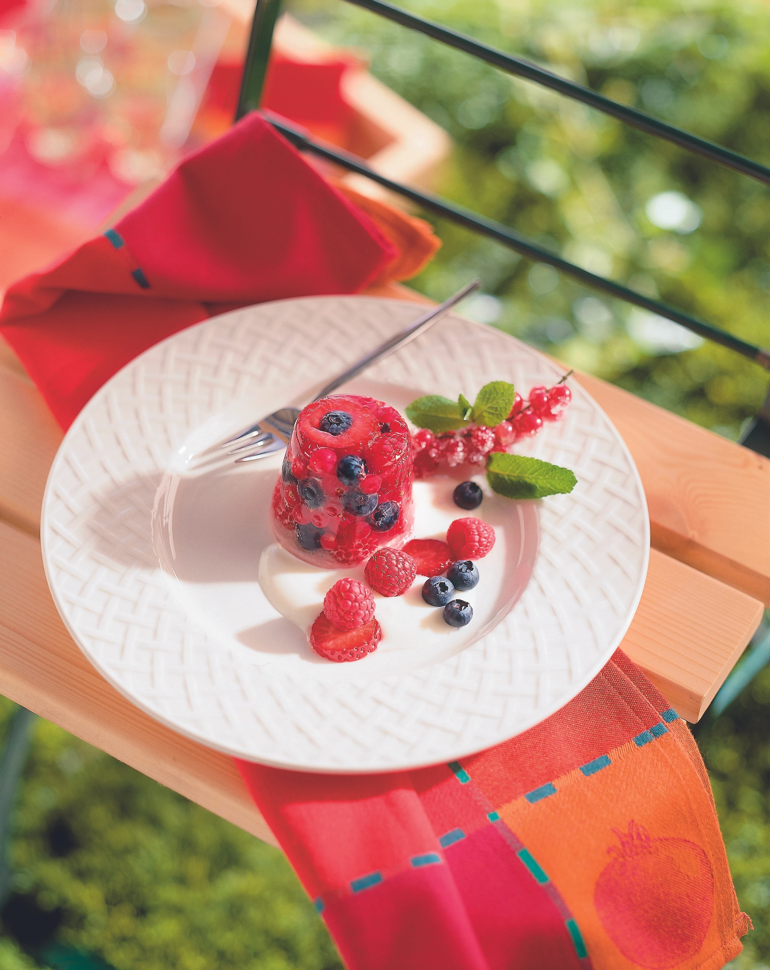 Prosecco-Beeren-Gelee auf Limetten-Joghurt