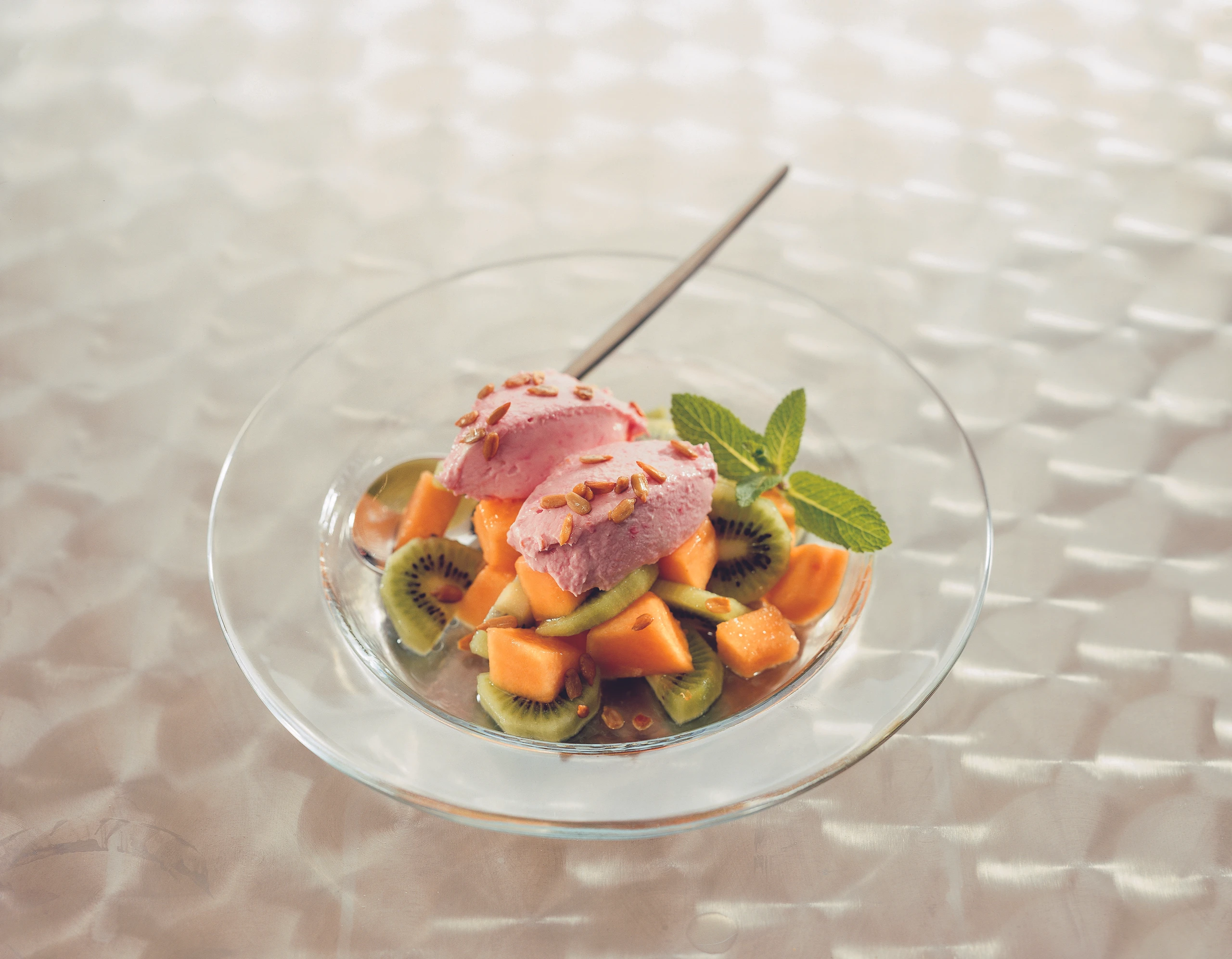 Melonen-Kiwisalat mit Himbeernockerln