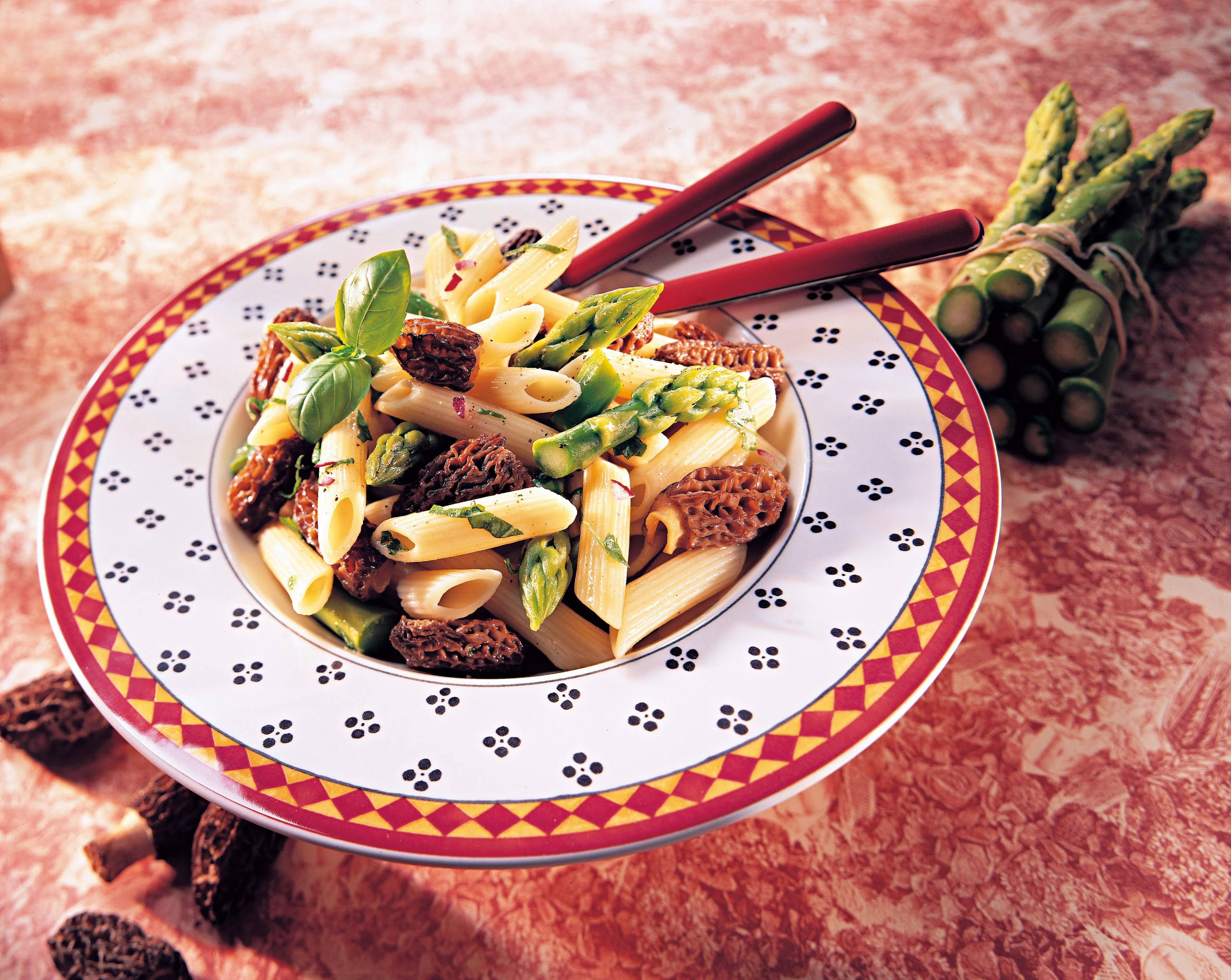 Nudeln mit Morcheln und Spargel