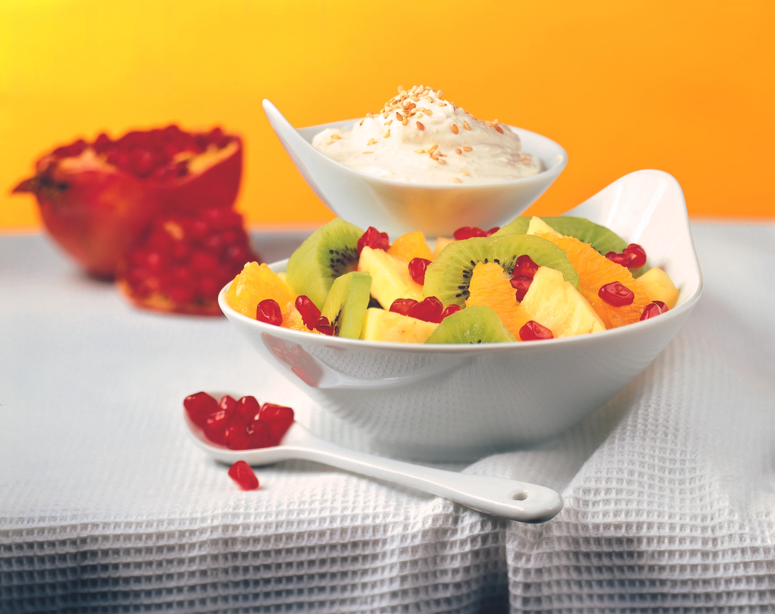 Obst-Salat mit Sesamcreme