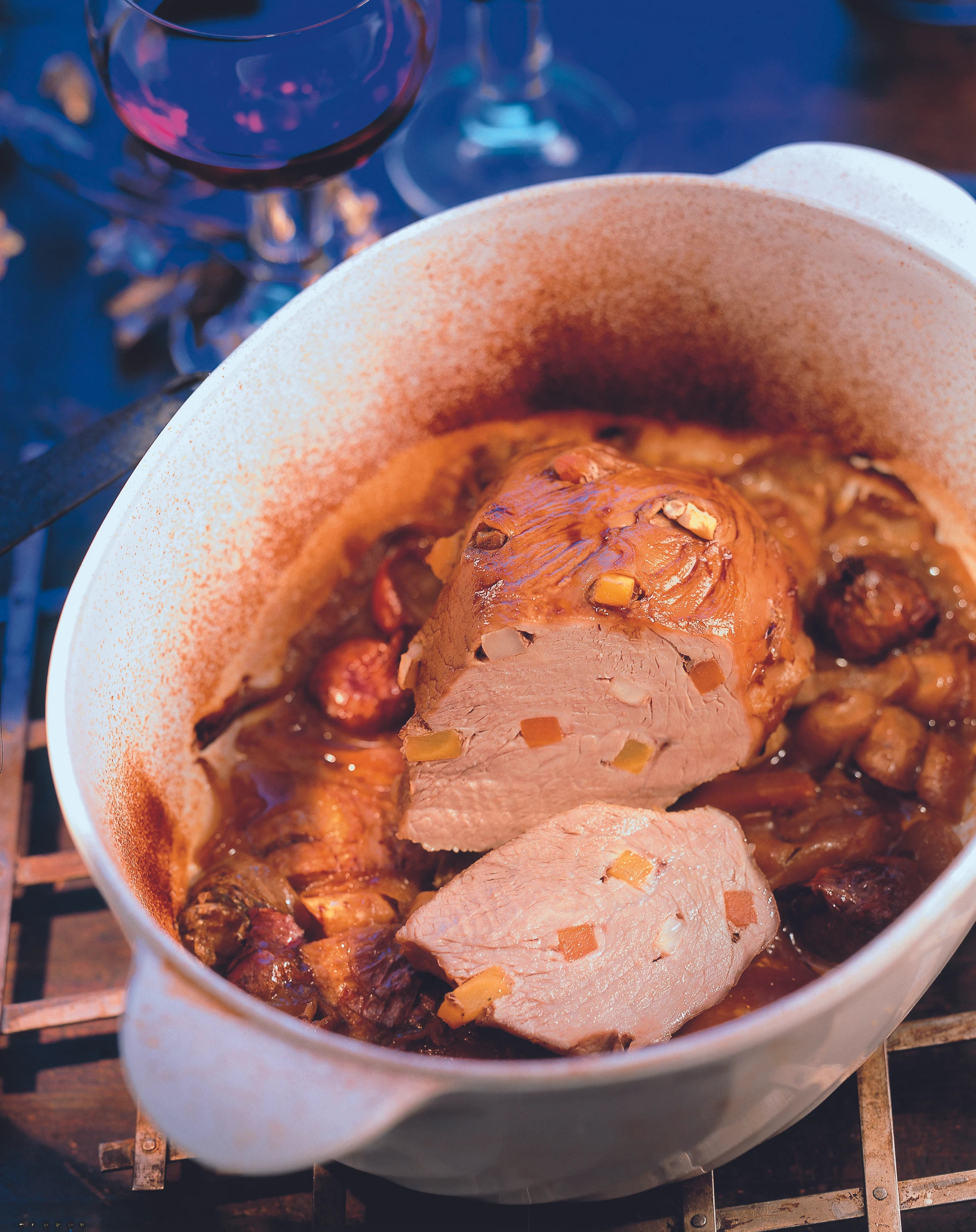 Gespickte Kalbsnuss mit Gemüse und Nudel-Kräuterauflauf