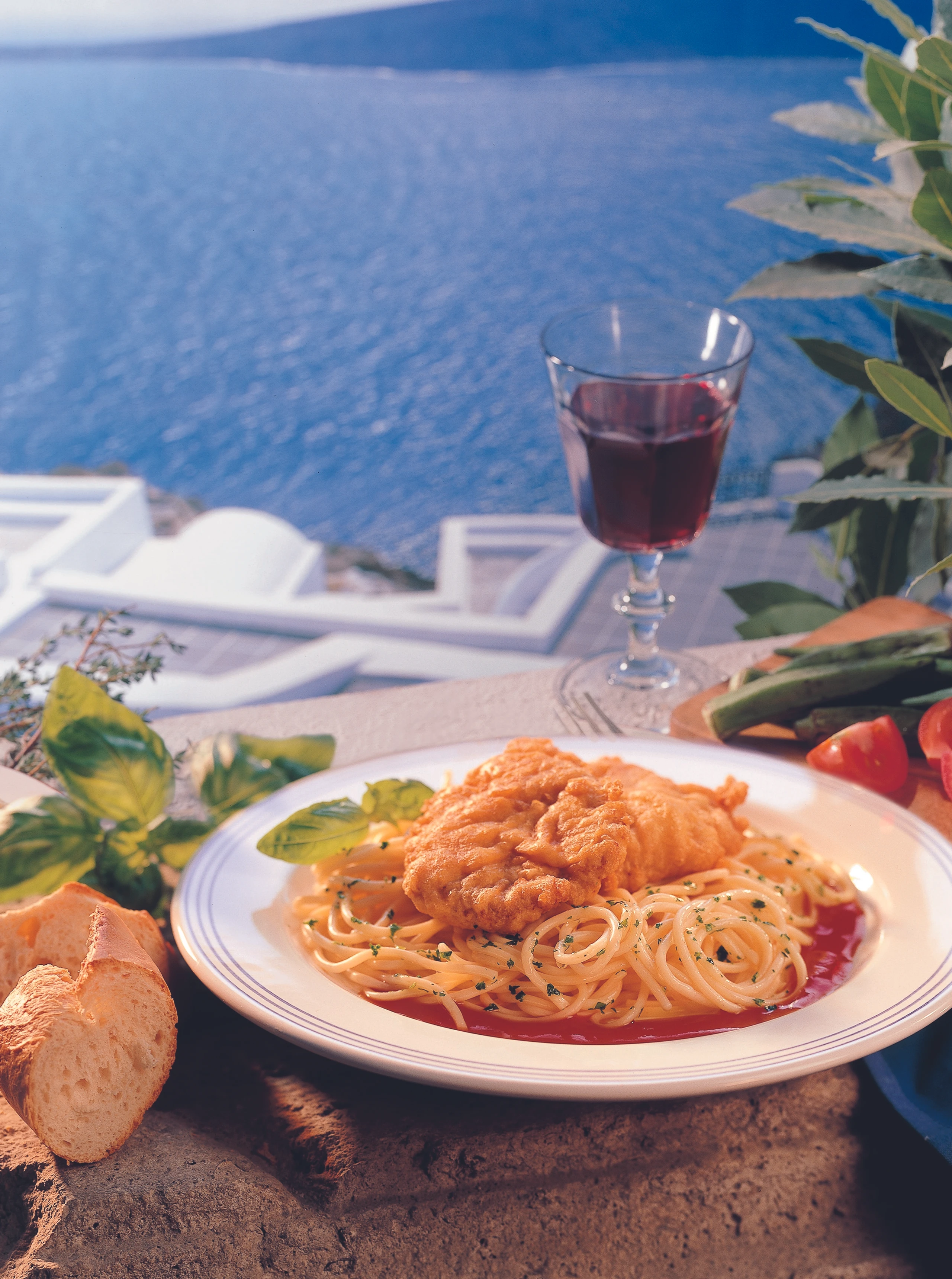 Piccata alla milanese mit Butter-Spaghetti und Paradeissauce