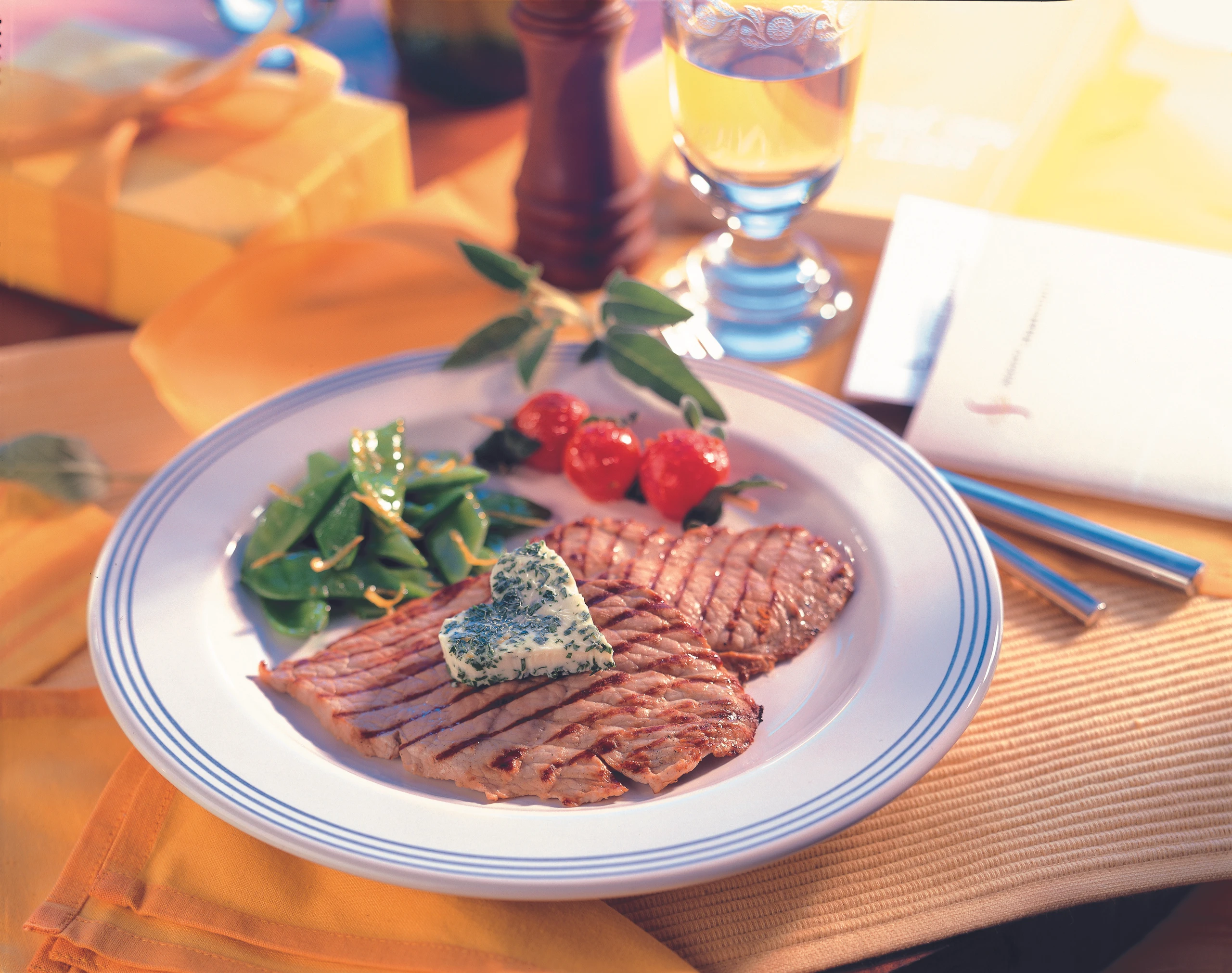 Gegrillte Kalbsschnitzel mit Paradeisern und Erbsenschoten