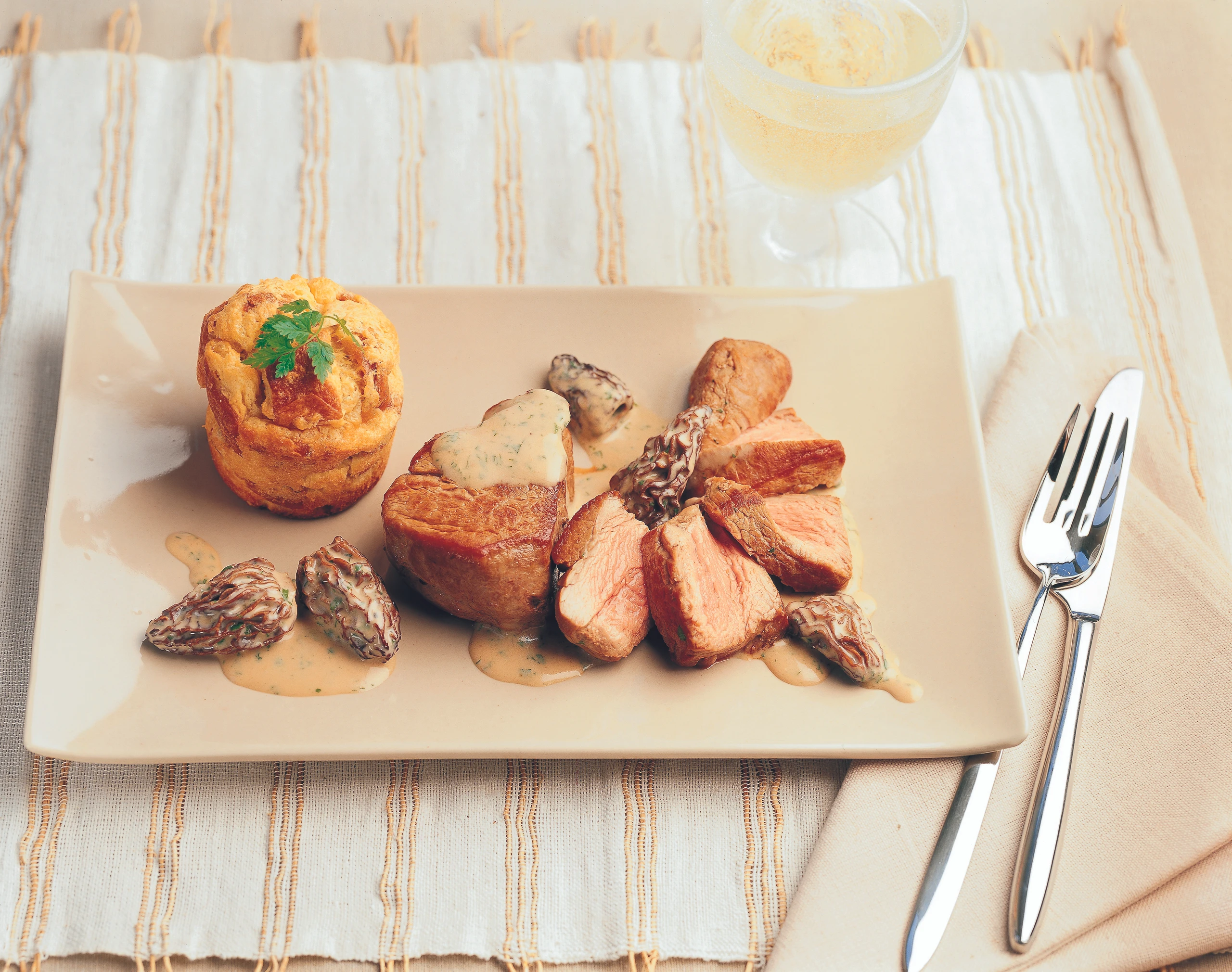 Kalbsmedaillons mit Morchelsauce und pikanten Briocheaufläufen