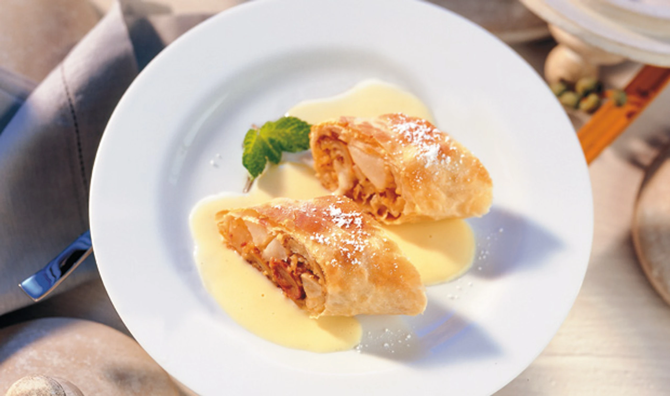 Birnen-Dattel-Strudel mit Zimtsauce