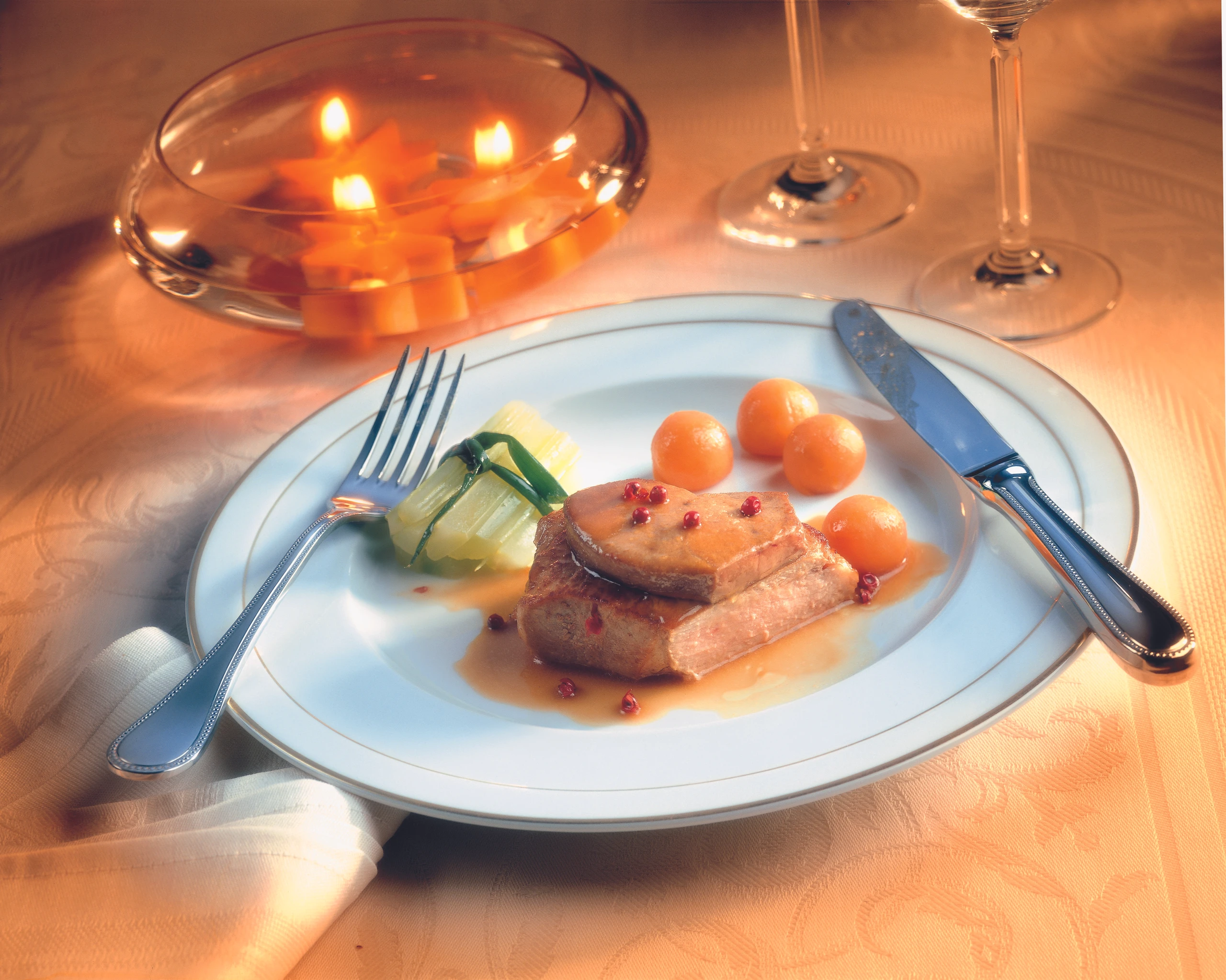 Kalbsrückensteaks mit Gänseleber, gekochten Süßkartoffeln und Stangensellerie-Päckchen