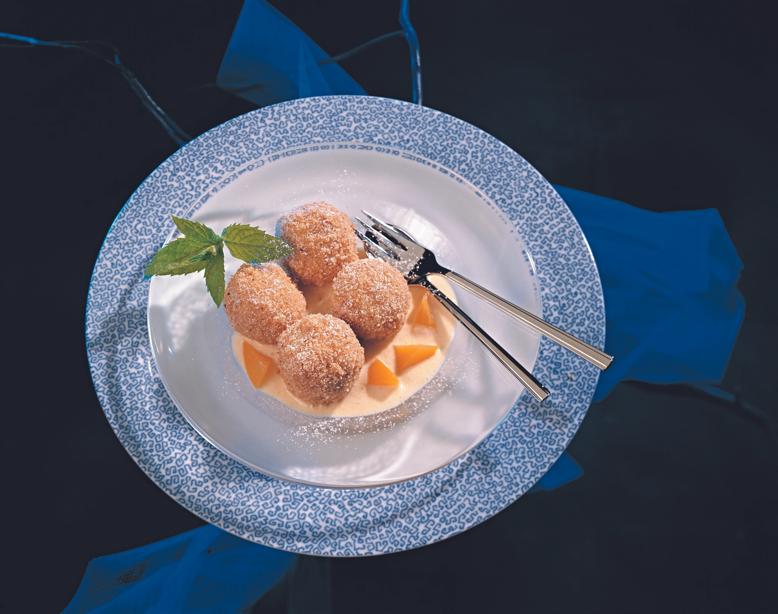 Topfenknödel mit Pfirsichsauce