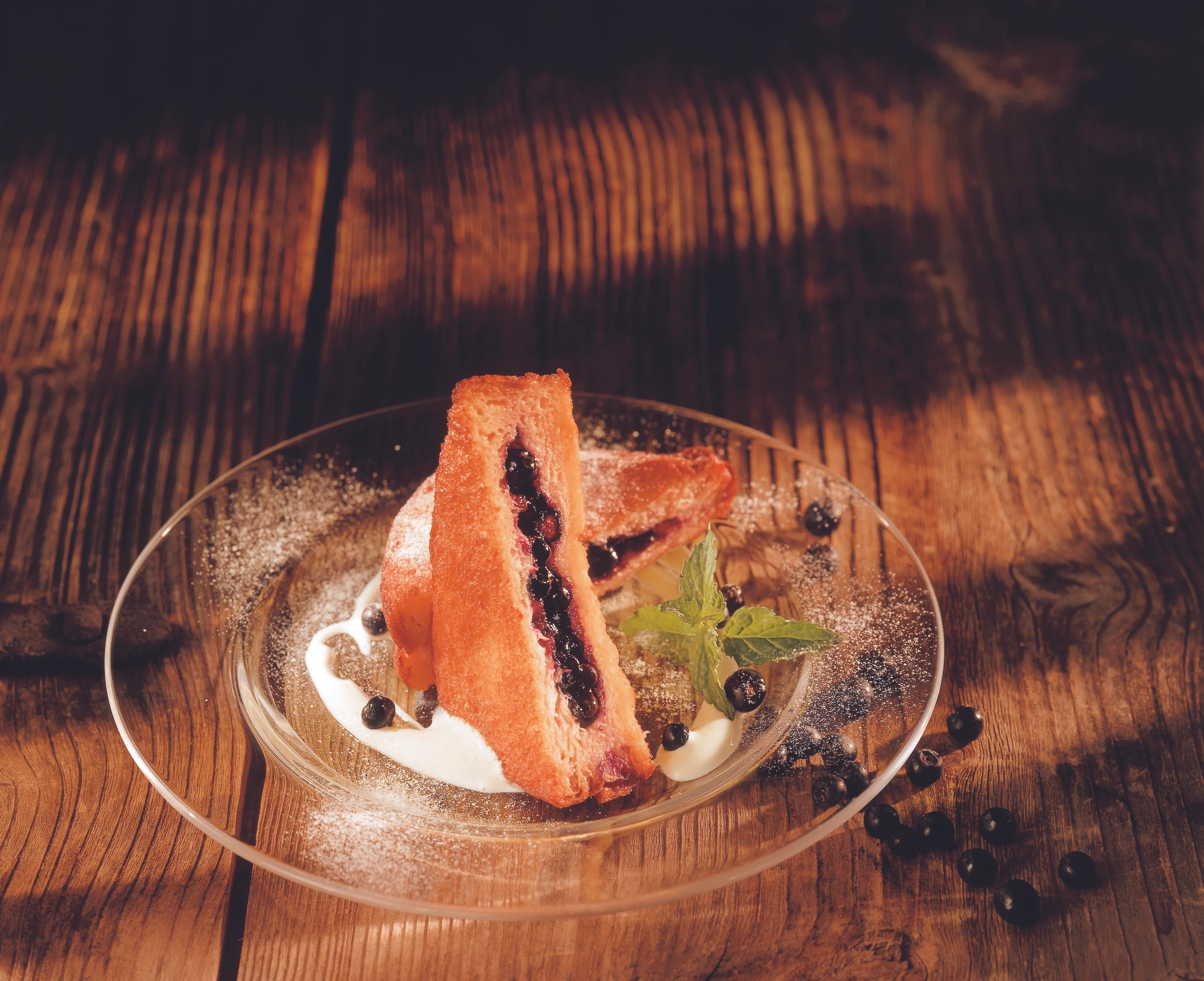 Heidelbeerpofesen mit Rahmsauce