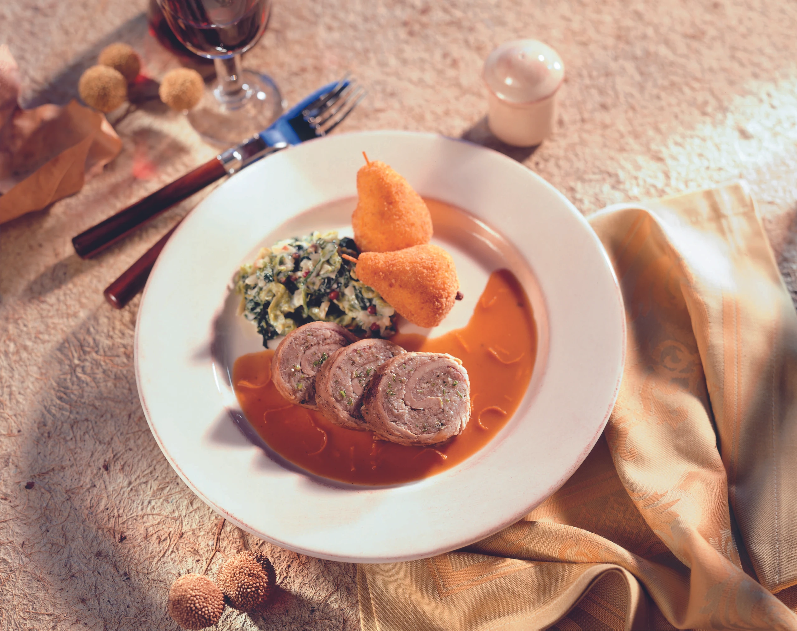 Kalbsroulade mit Apfel-Maronifülle, Kohlgemüse und Erdäpfel-Birnen