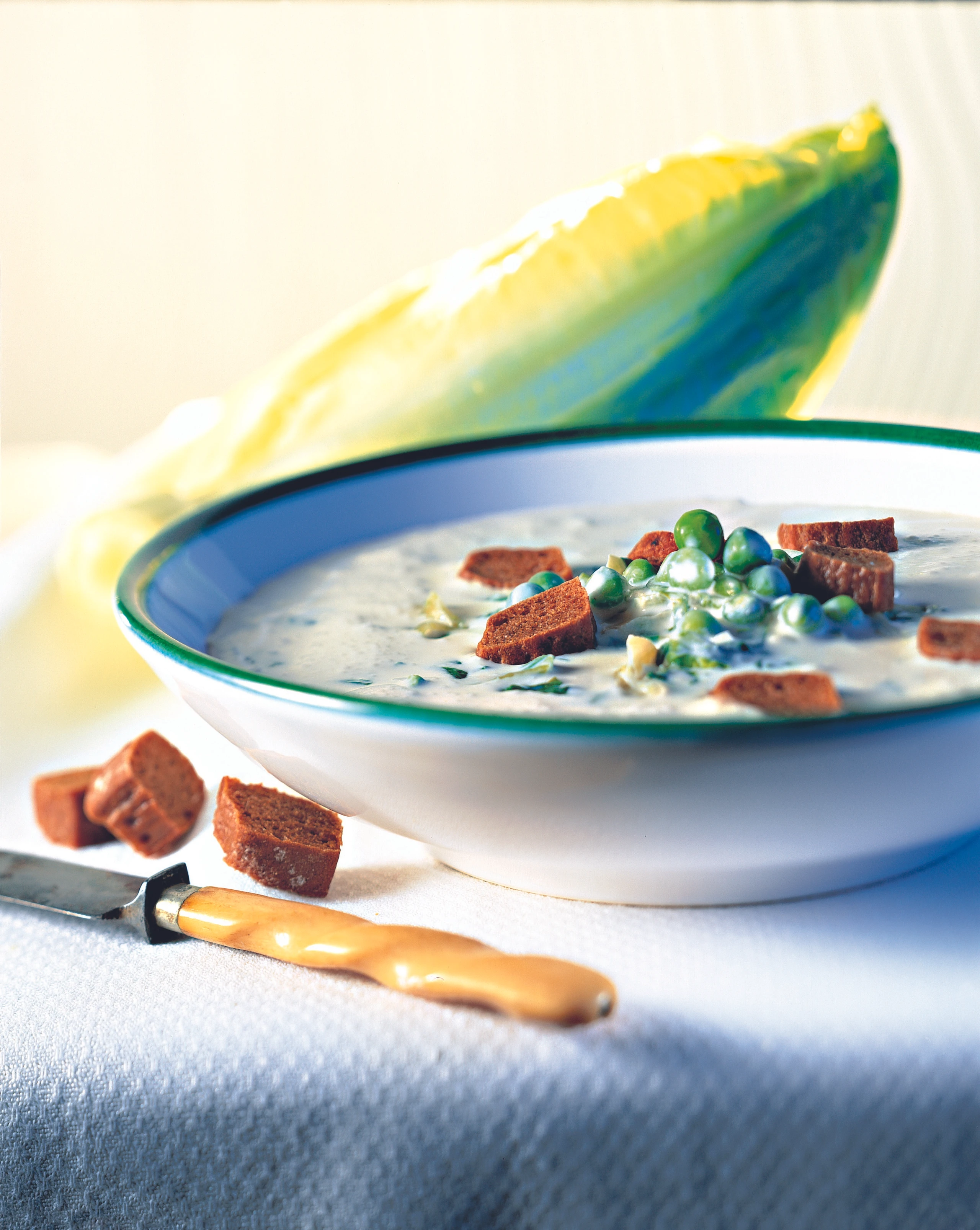 Kochsalatsuppe mit Erbsen