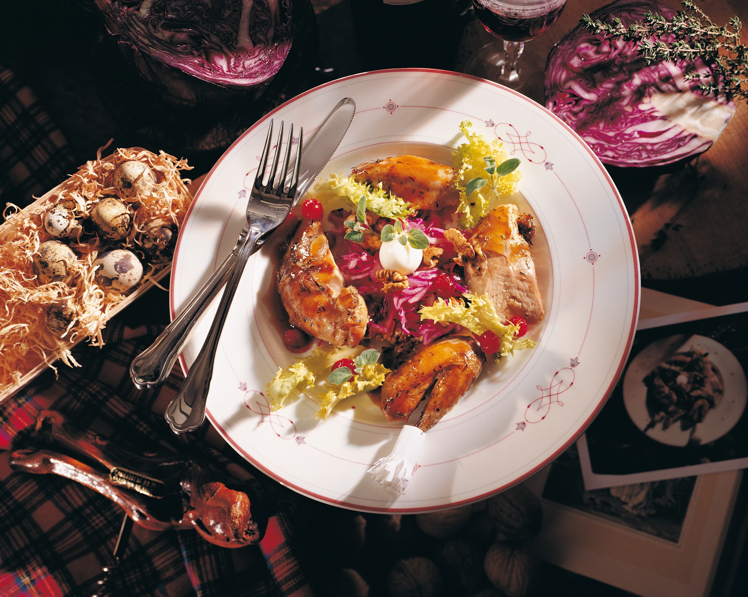 Gebratenes Rebhuhn mit Friseesalat