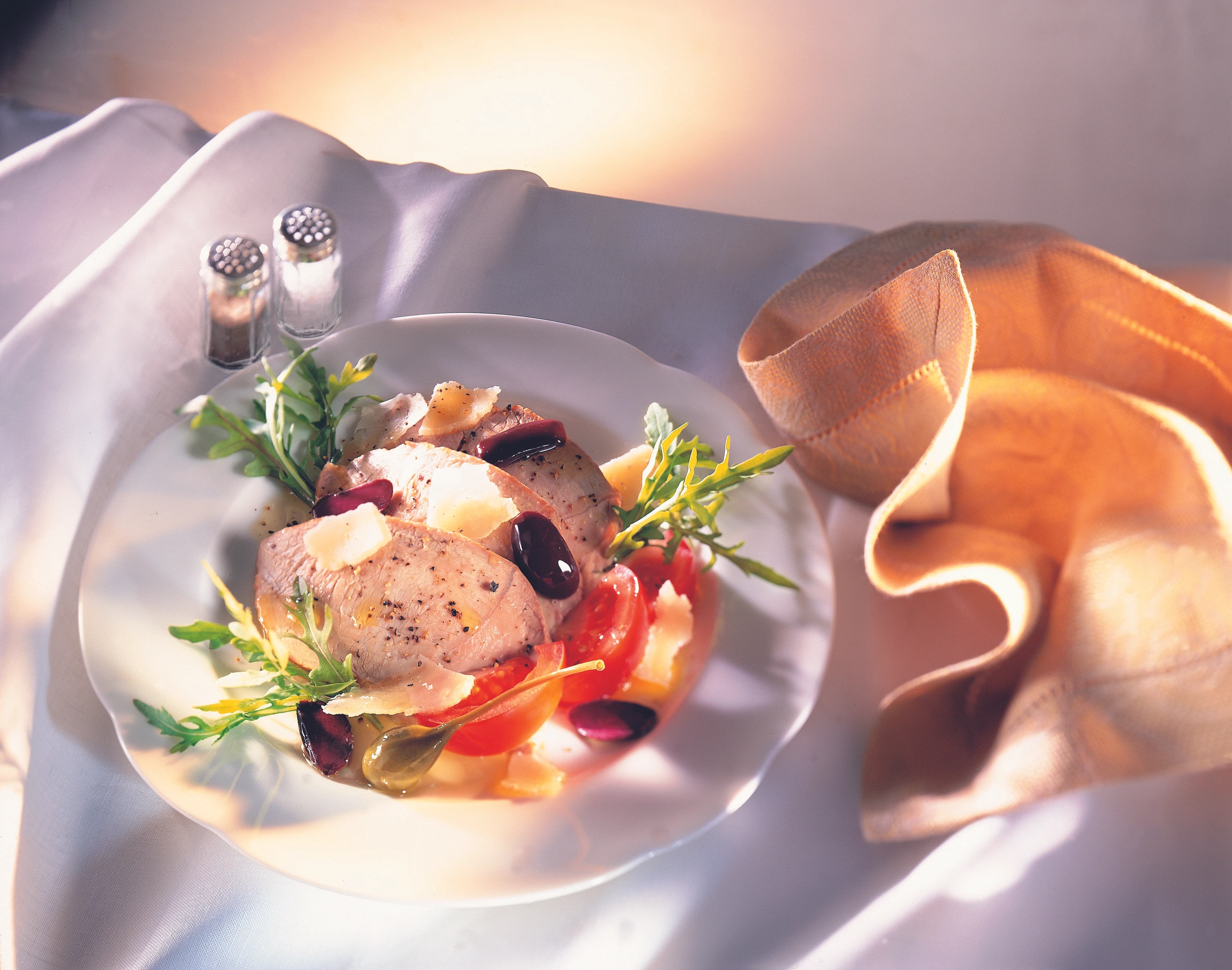 Lauwarmer Kalbsbraten auf Rucola und Paradeisern