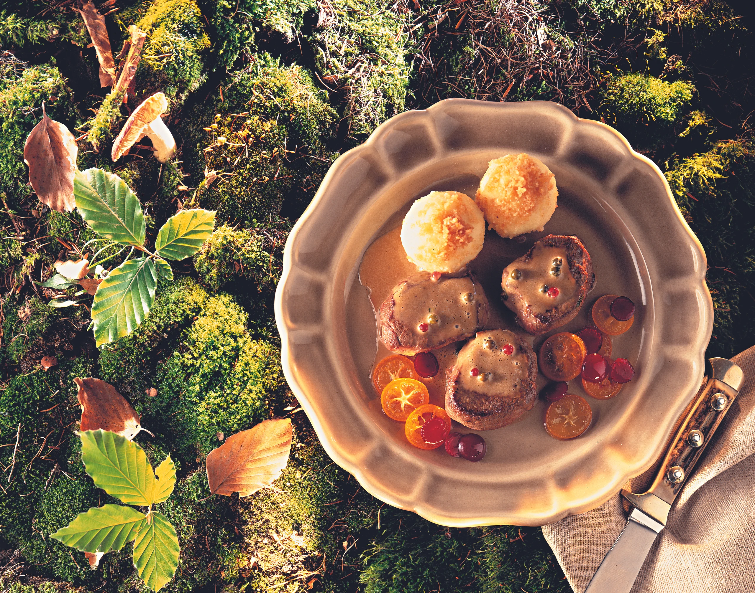 Rehmedaillons mit Pfeffersauce und Maroniknöderln