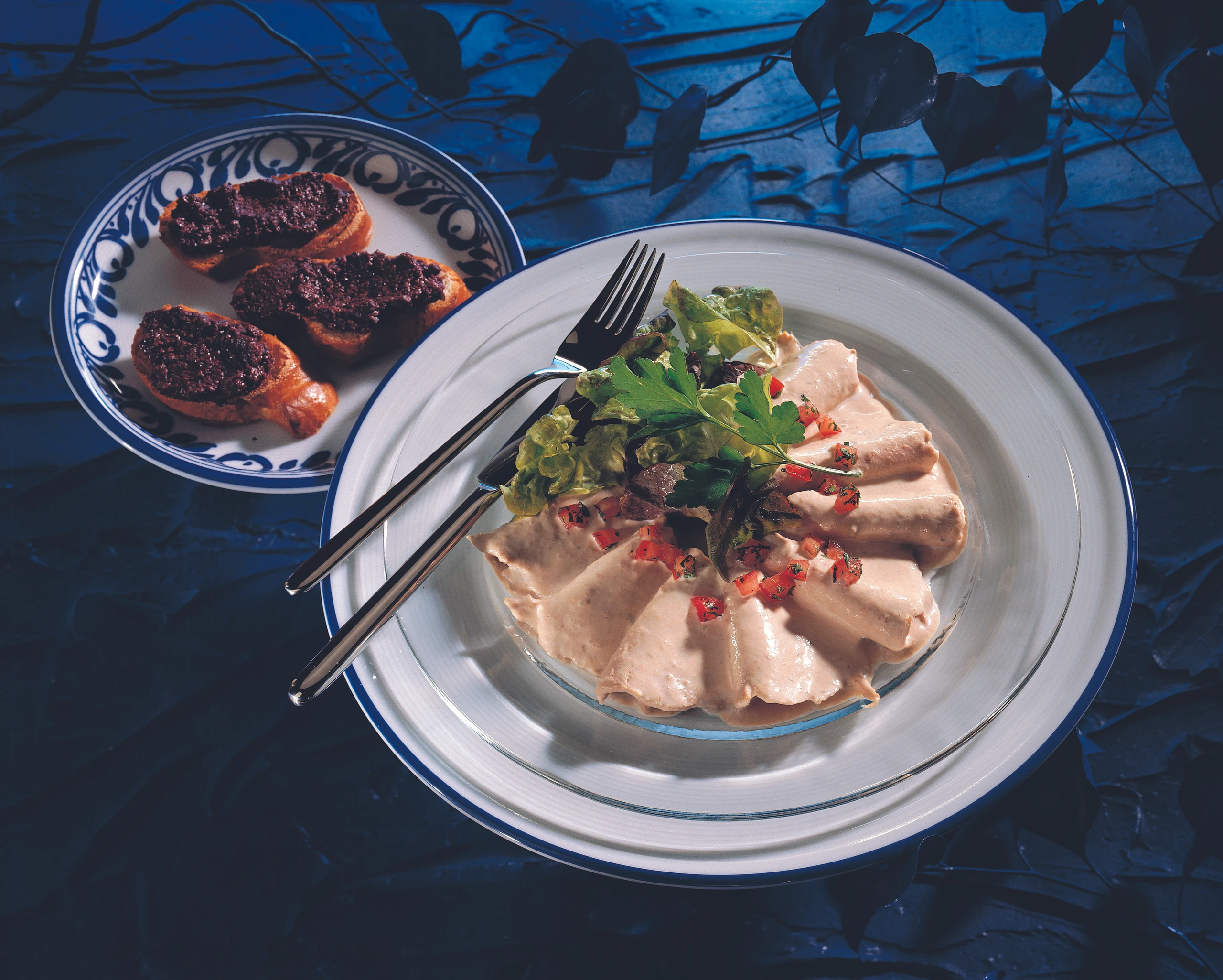 Vitello tonnato: Kalbfleisch mit Thunfischsauce und Oliven-Crostini