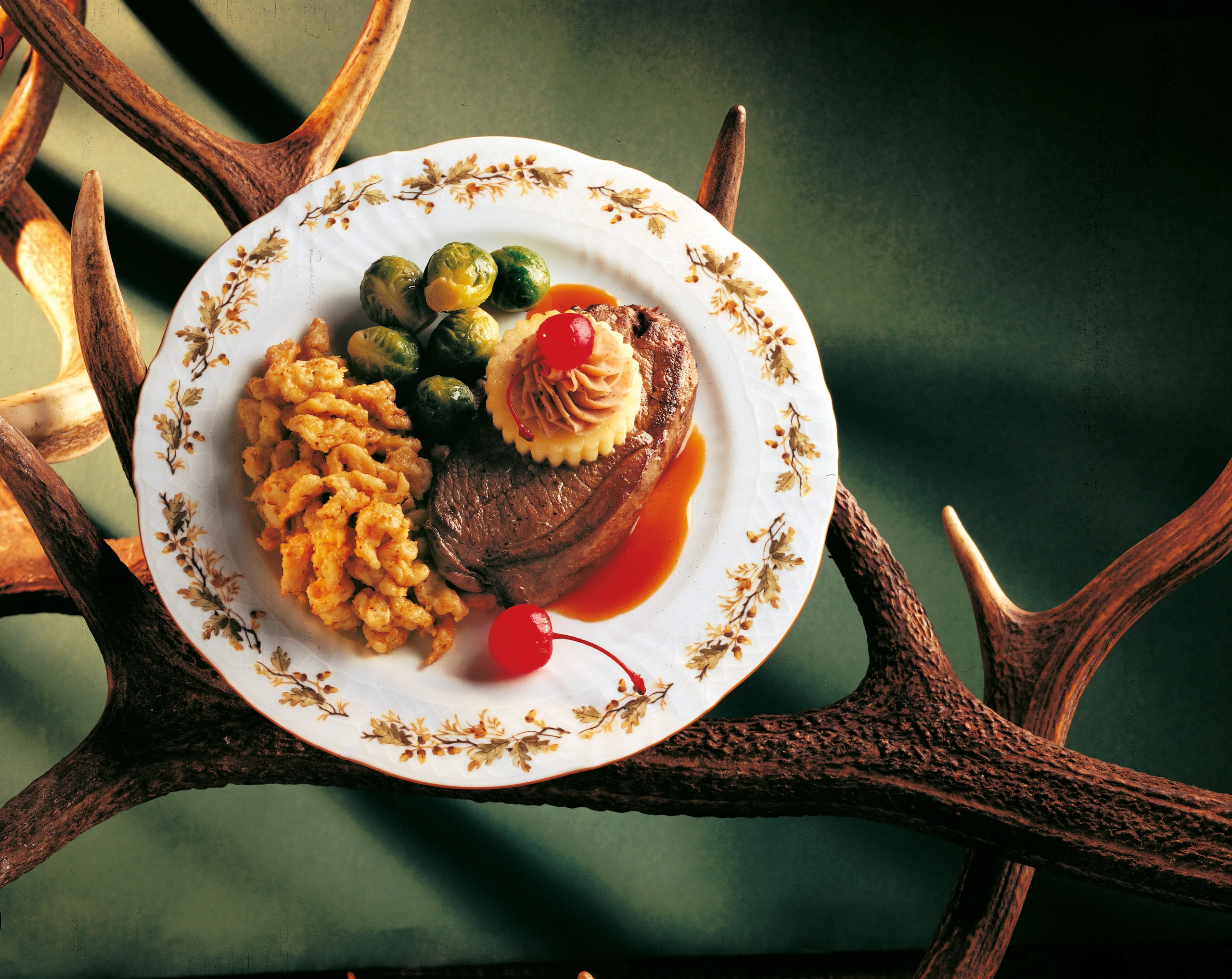 Hirschsteaks mit Nuss-Spätzle und Kohlsprossen