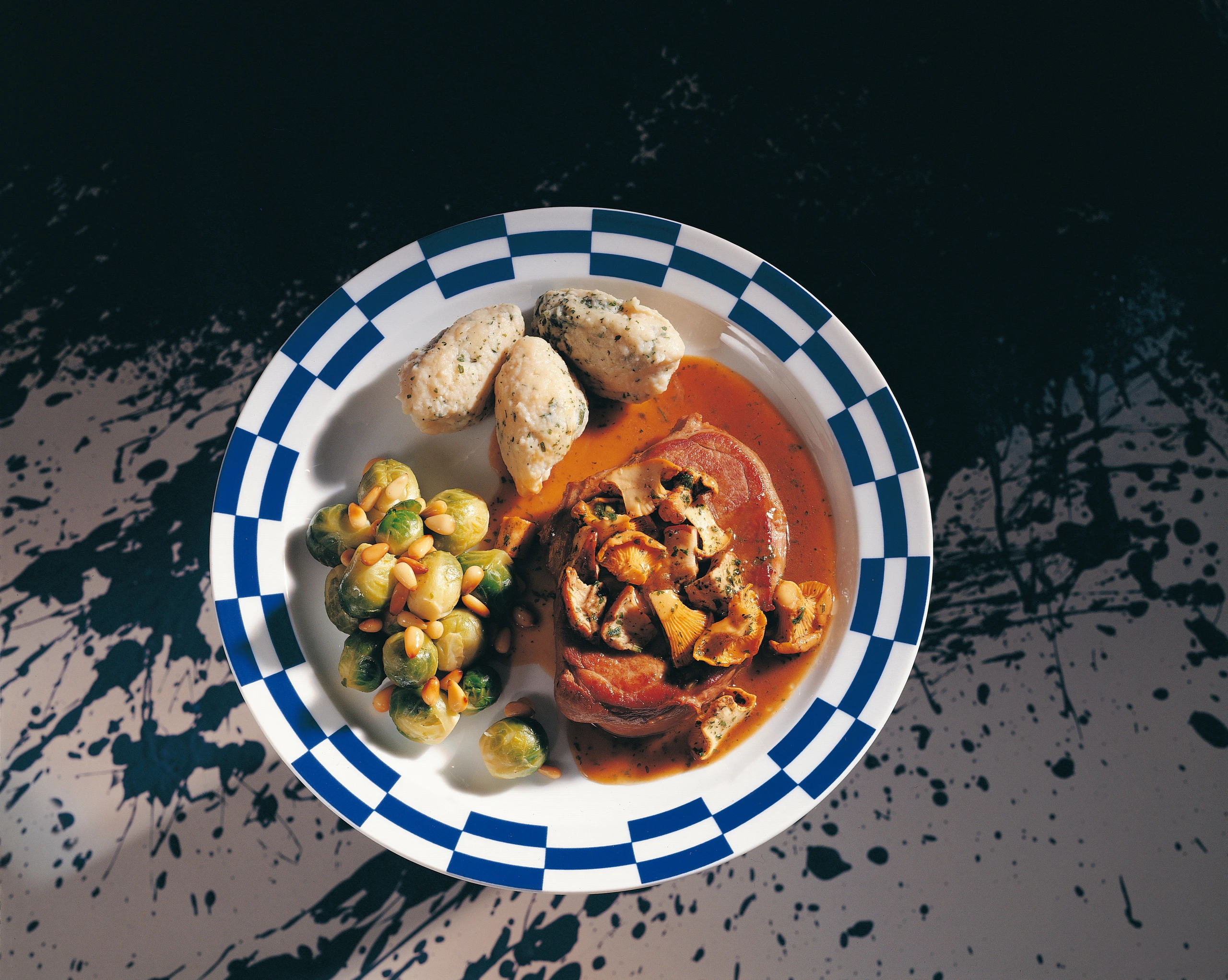 Wildschwein-Steaks mit Kohlsprossen mit Pignoli und Kräuternockerln