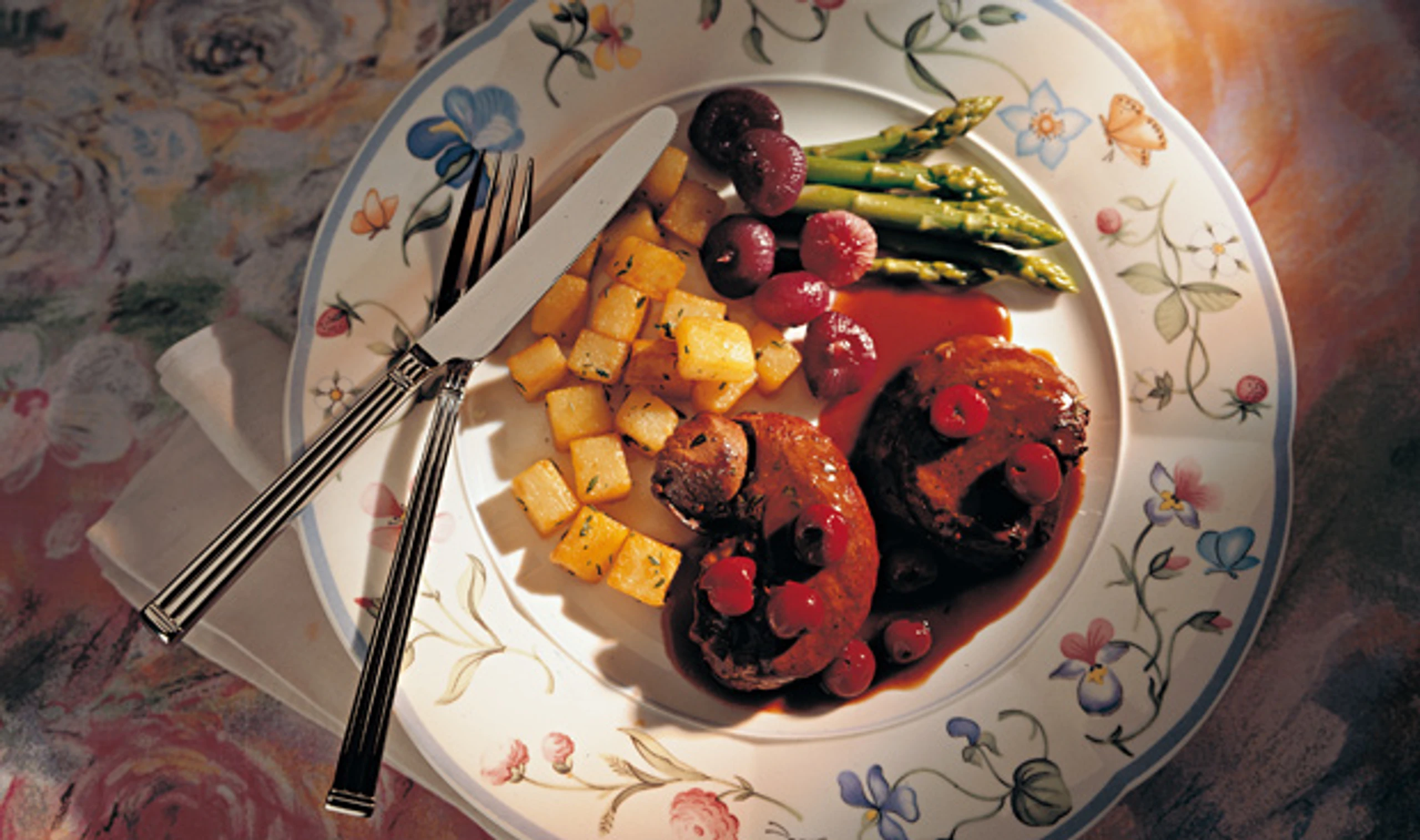 Steaks vom Maibock mit Portwein-Sauce und gebratenen Erdäpfeln