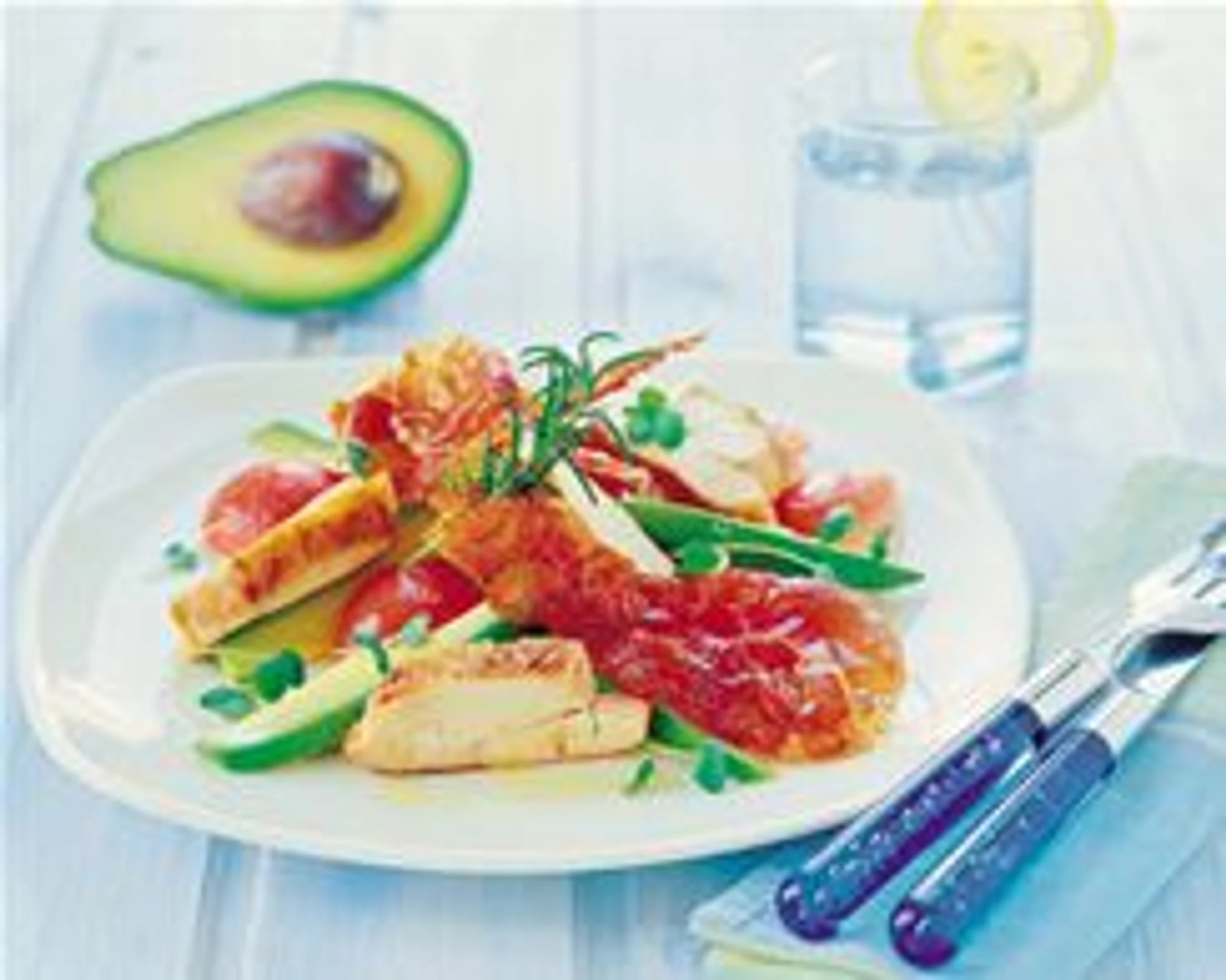 Avocado-Paradeissalat mit Hühnerbrust und Prosciutto