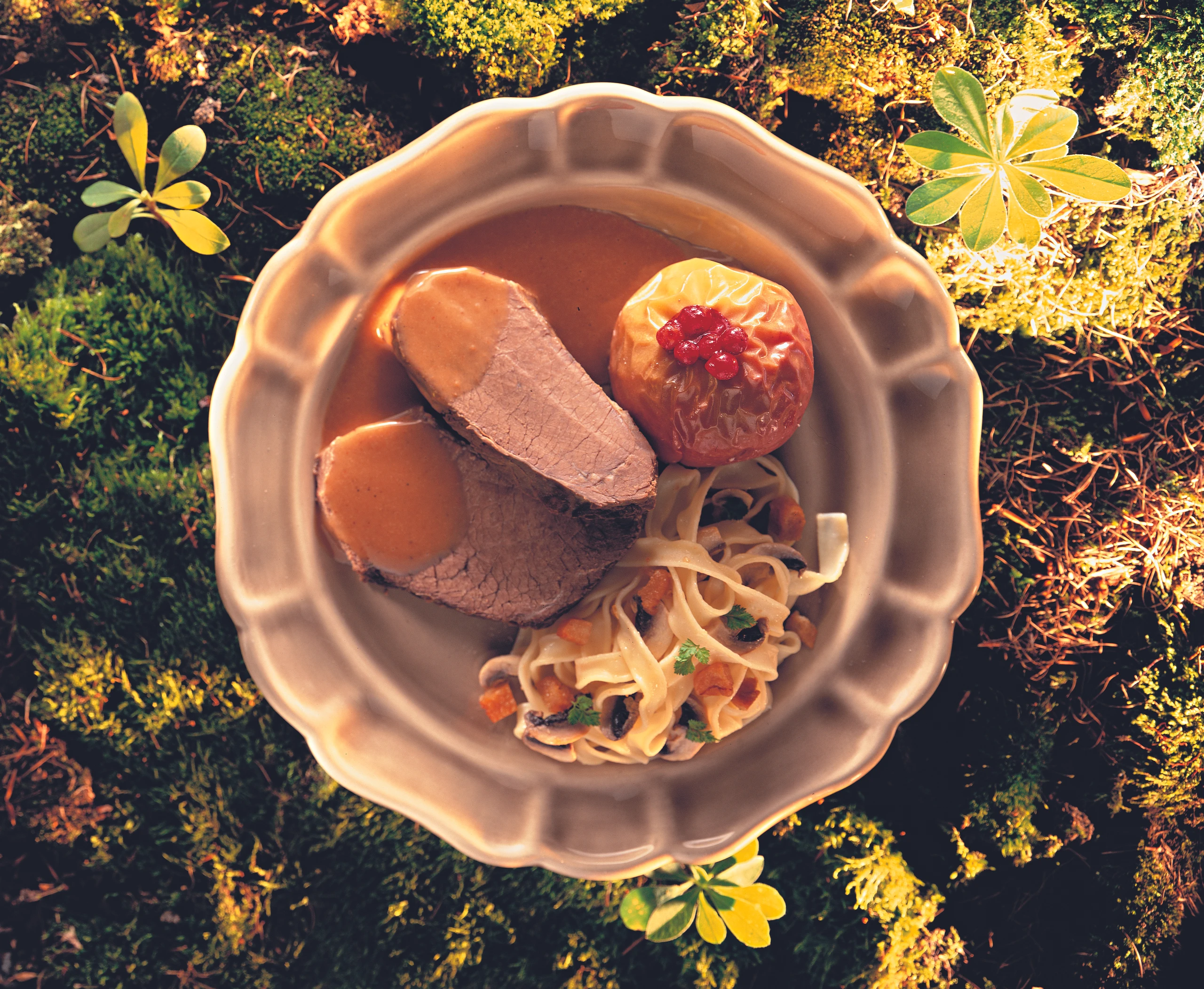 Hirschbraten mit Rahmsauce, gefüllten Äpfeln und Grammelnudeln