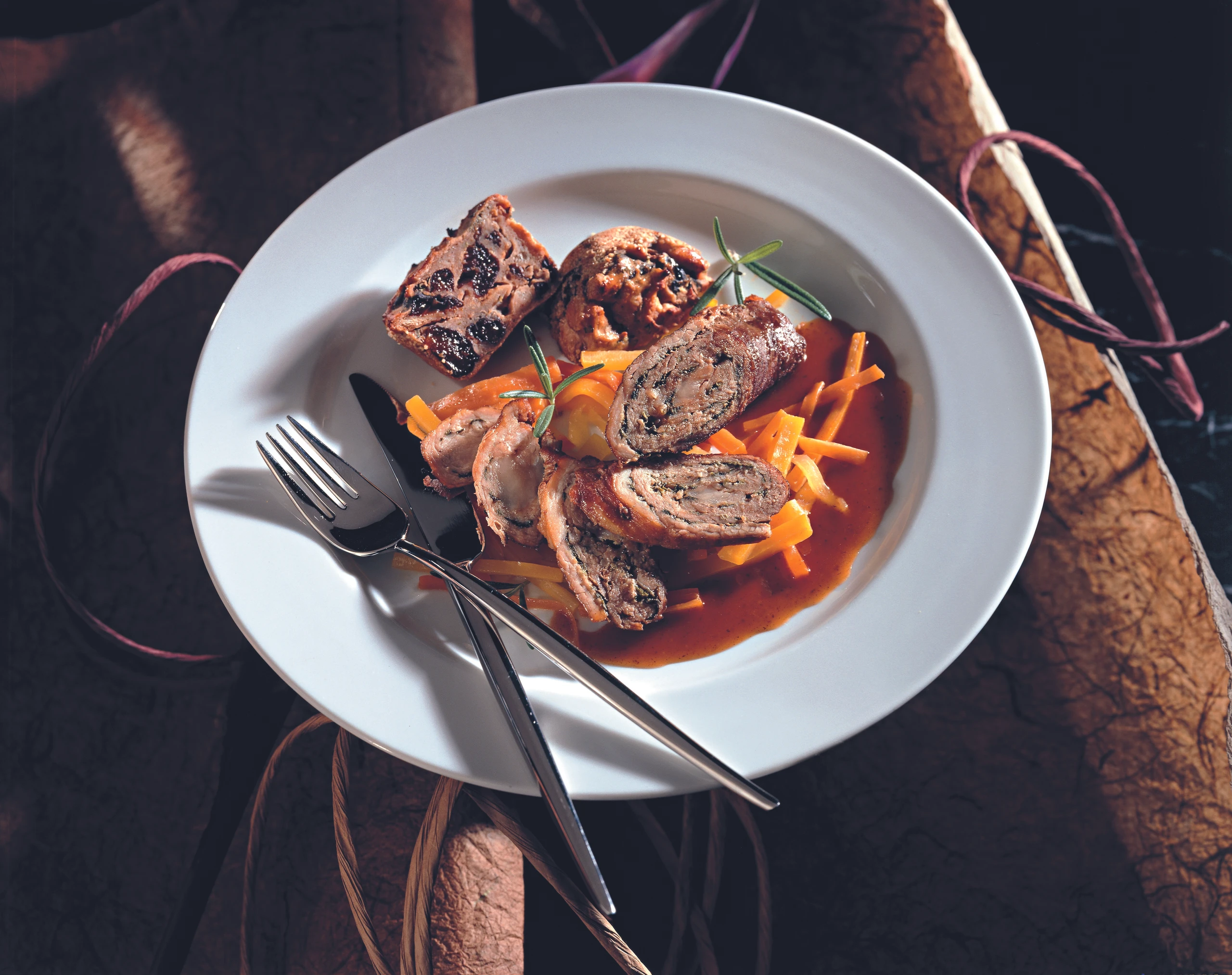 Hirschrouladen mit Kräuterfülle und Zwetschken-Maroniauflauf